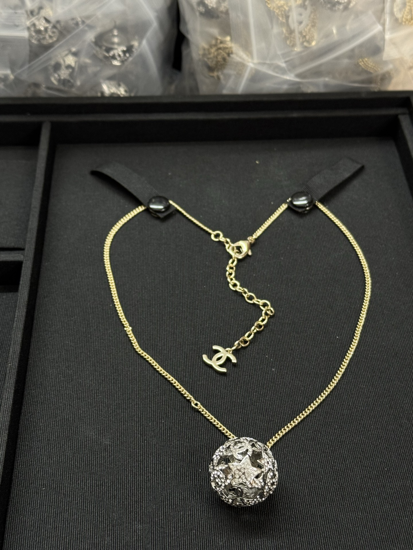 CHANEL collier boule ajourée étoile à cinq branches double C