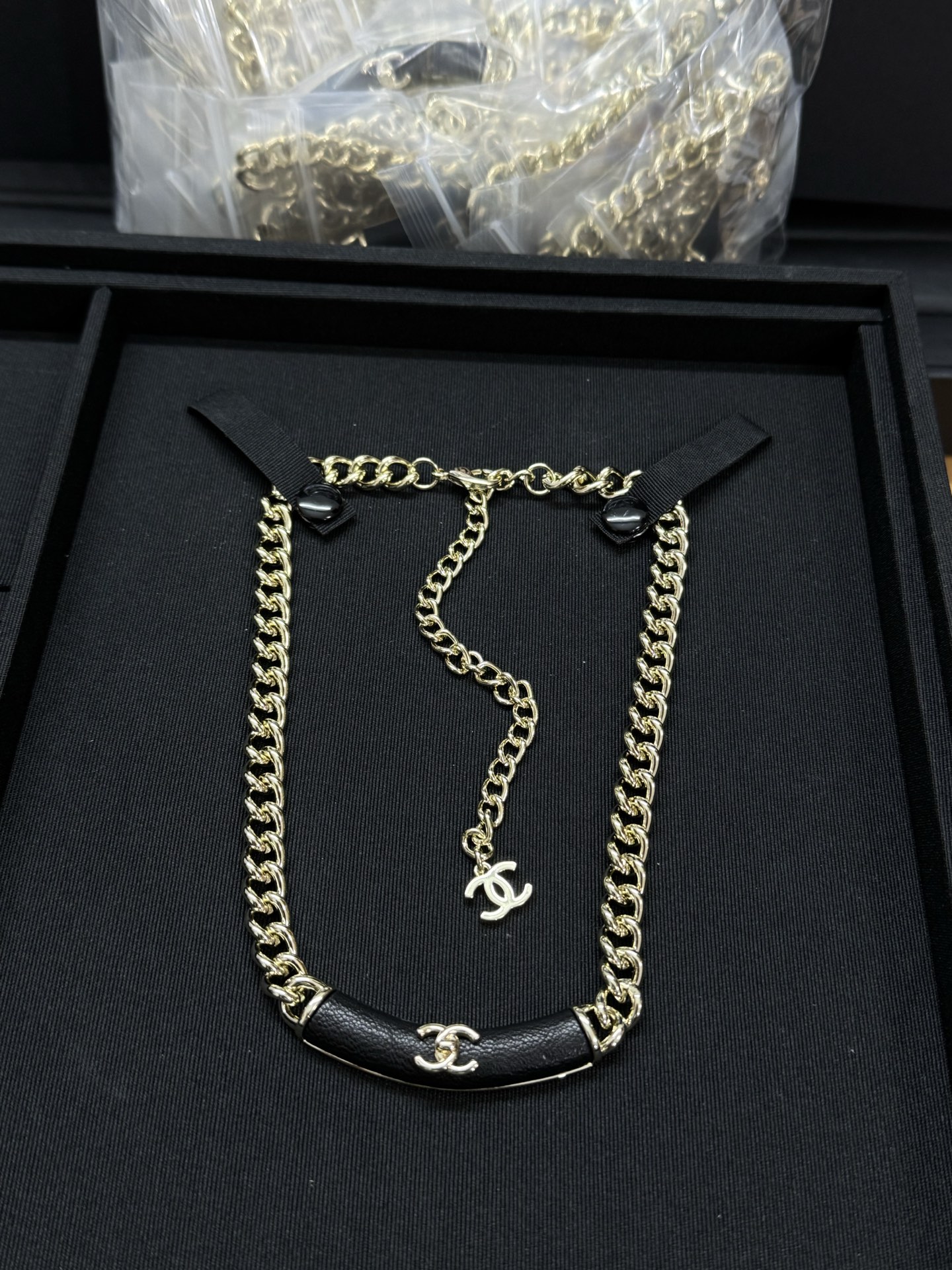 Collier CHANEL chaîne épaisse cuir noir bouton