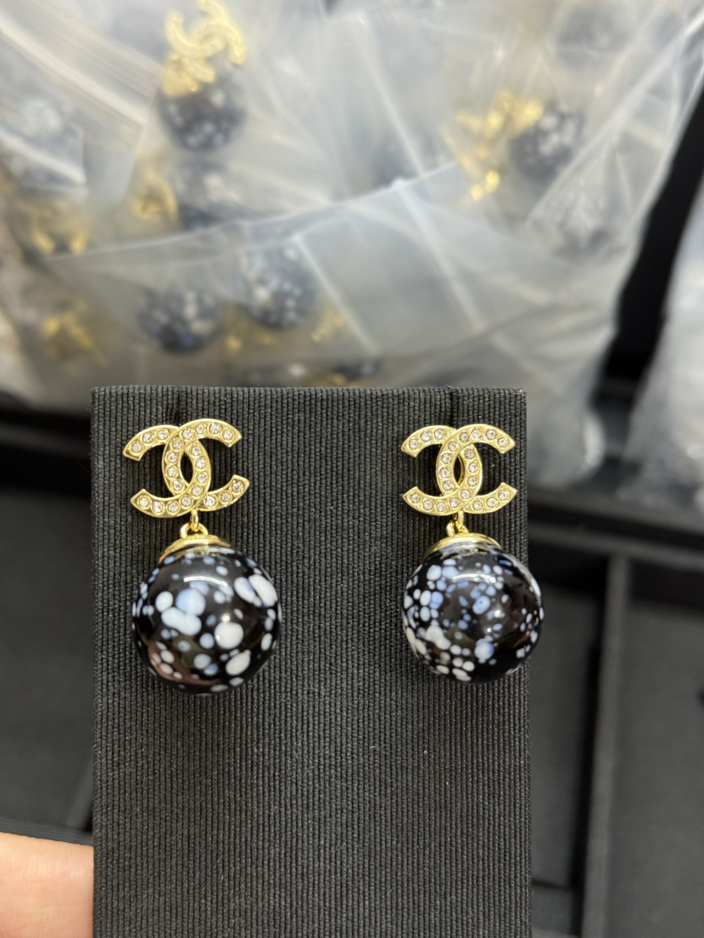NO:360537,Xiaoxiang new blue and white porcelain pendant resin medieval ball earrings white diamond, Chanel earrings, chanel, earrings19860909小香新款青花瓷吊坠树脂中古圆球耳环 白钻,香奈儿耳钉,chanel,earrings,Jewelry