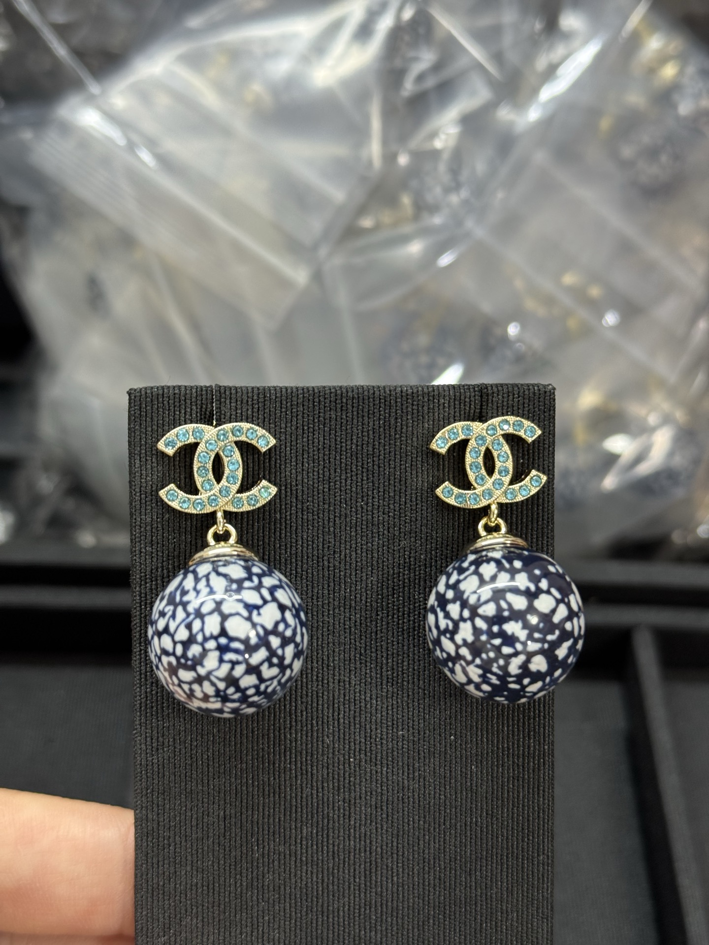 NO:360544,Xiaoxiang new blue and white porcelain pendant resin medieval ball earrings blue diamond, Chanel earrings, chanel, earrings19860909小香新款青花瓷吊坠树脂中古圆球耳环 蓝钻,香奈儿耳钉,chanel,earrings,Jewelry