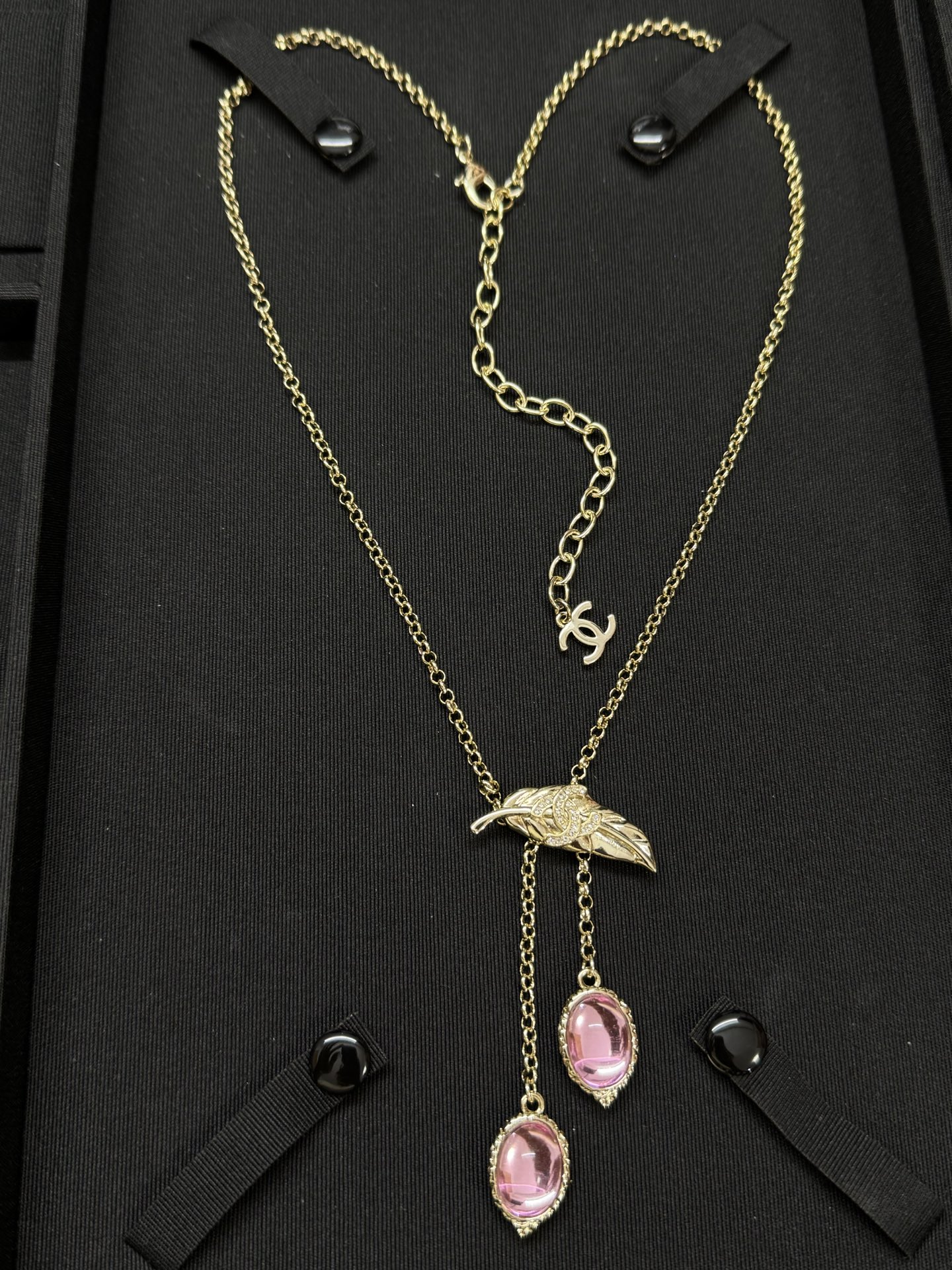 Collier CHANEL motif plume, pierre rose, pompon