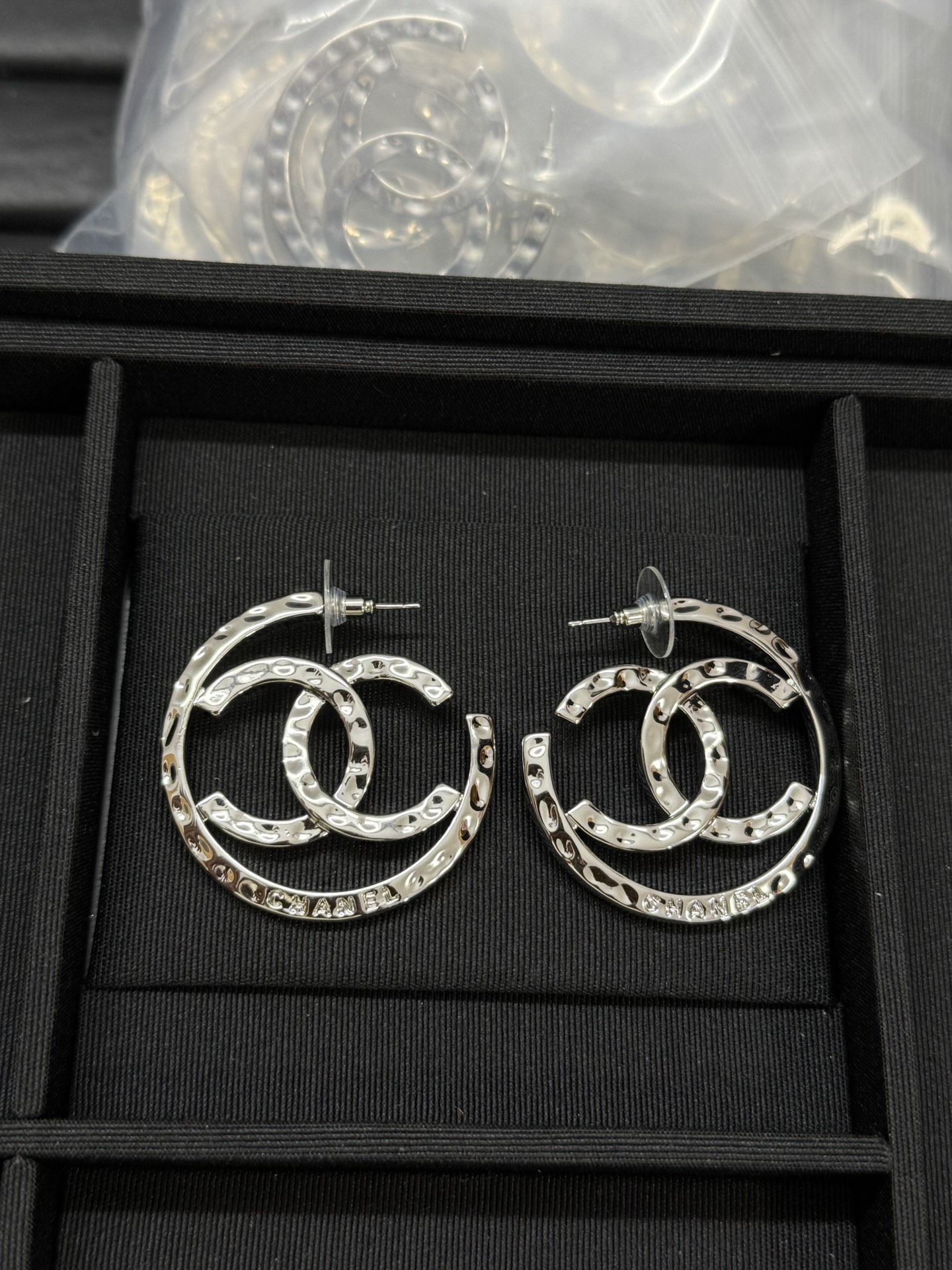 NO:360533,Xiaoxiang new round letter double c silver earrings, Chanel earrings, chanel, earrings19860909小香新款圆形字母双c银色大耳环,香奈儿耳钉,chanel,earrings,Jewelry