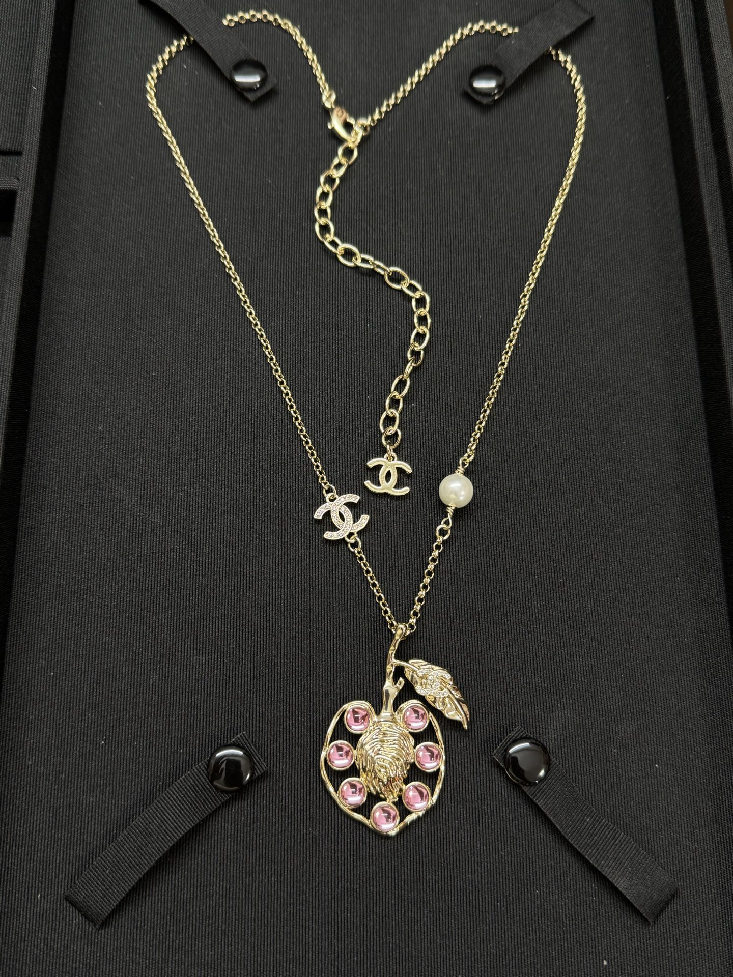 Collier CHANEL rose strass plume cœur de pêche