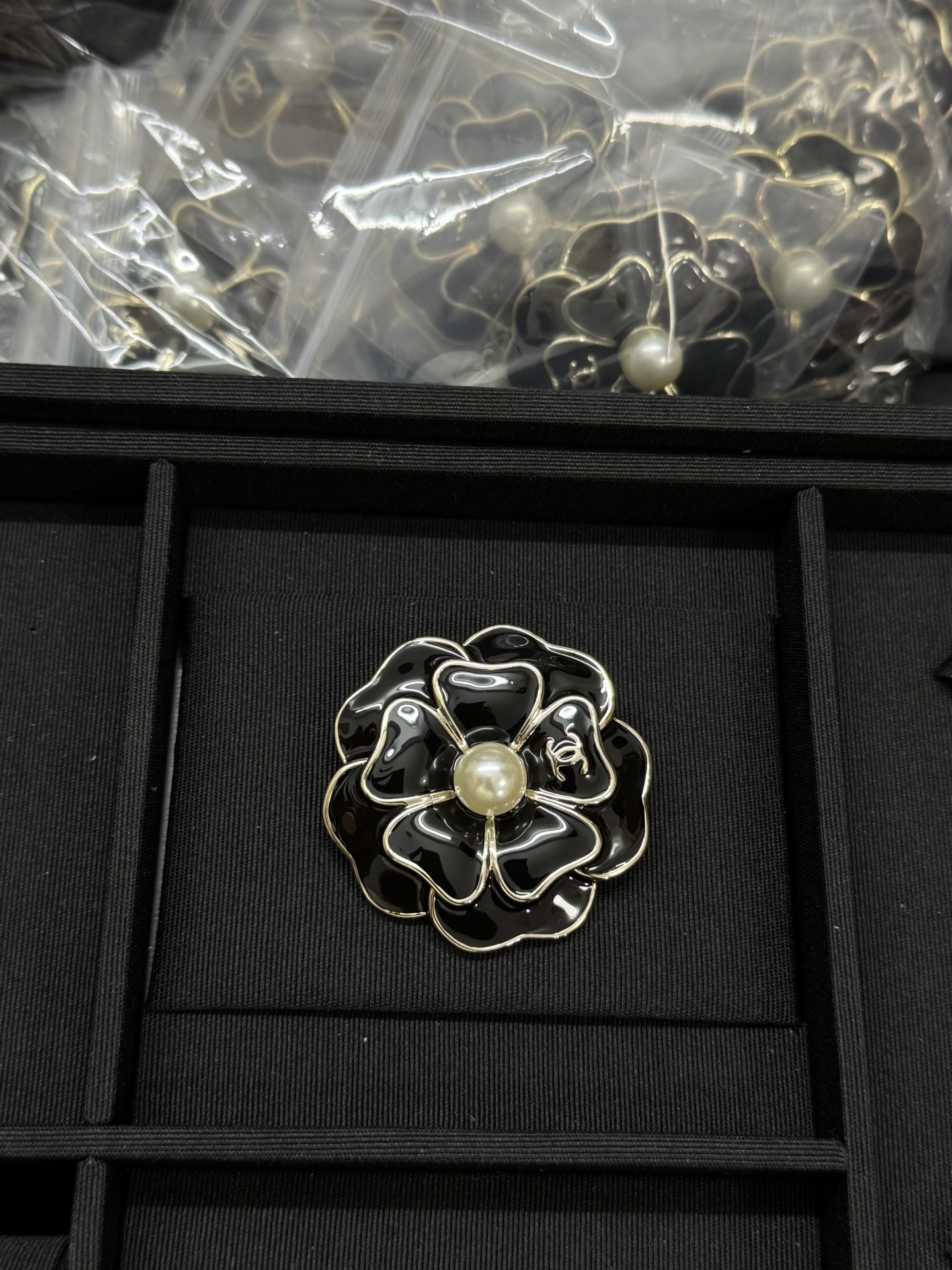 NO:360525,P Xiaoxiang new black flower camellia pearl brooch, Chanel brooch, chanel, brooch, breastpin19860909P 小香新款黑色花朵山茶花珍珠胸针,香奈儿胸针,chanel,brooch，breastpin,Jewelry