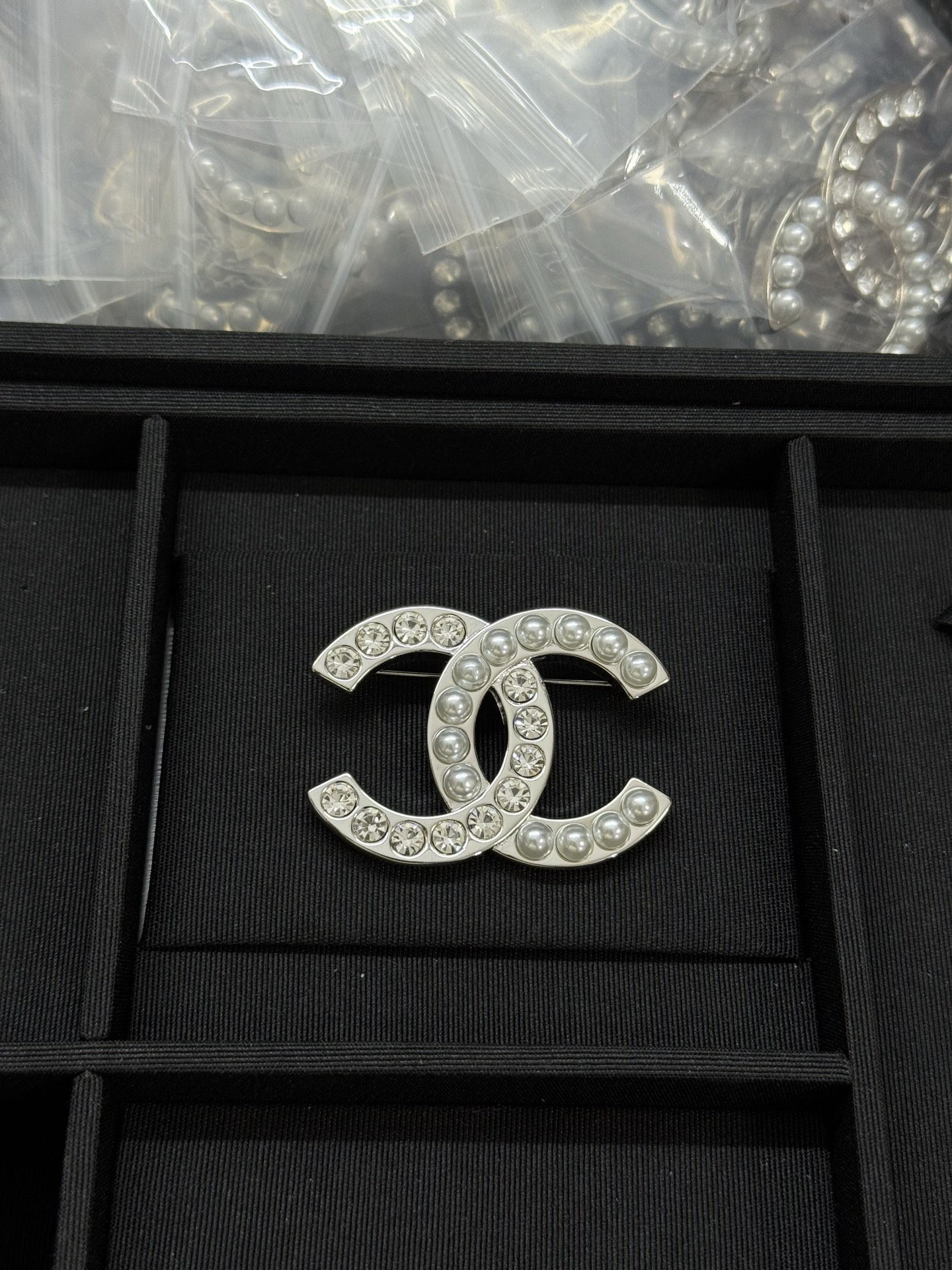 NO:360515,Xiaoxiang new style one-standard pearl one-side rhinestone double c silver brooch, Chanel brooch, chanel, brooch, breastpin19860909小香新款一标珍珠一边水钻双c银色胸针,香奈儿胸针,chanel,brooch，breastpin,Jewelry