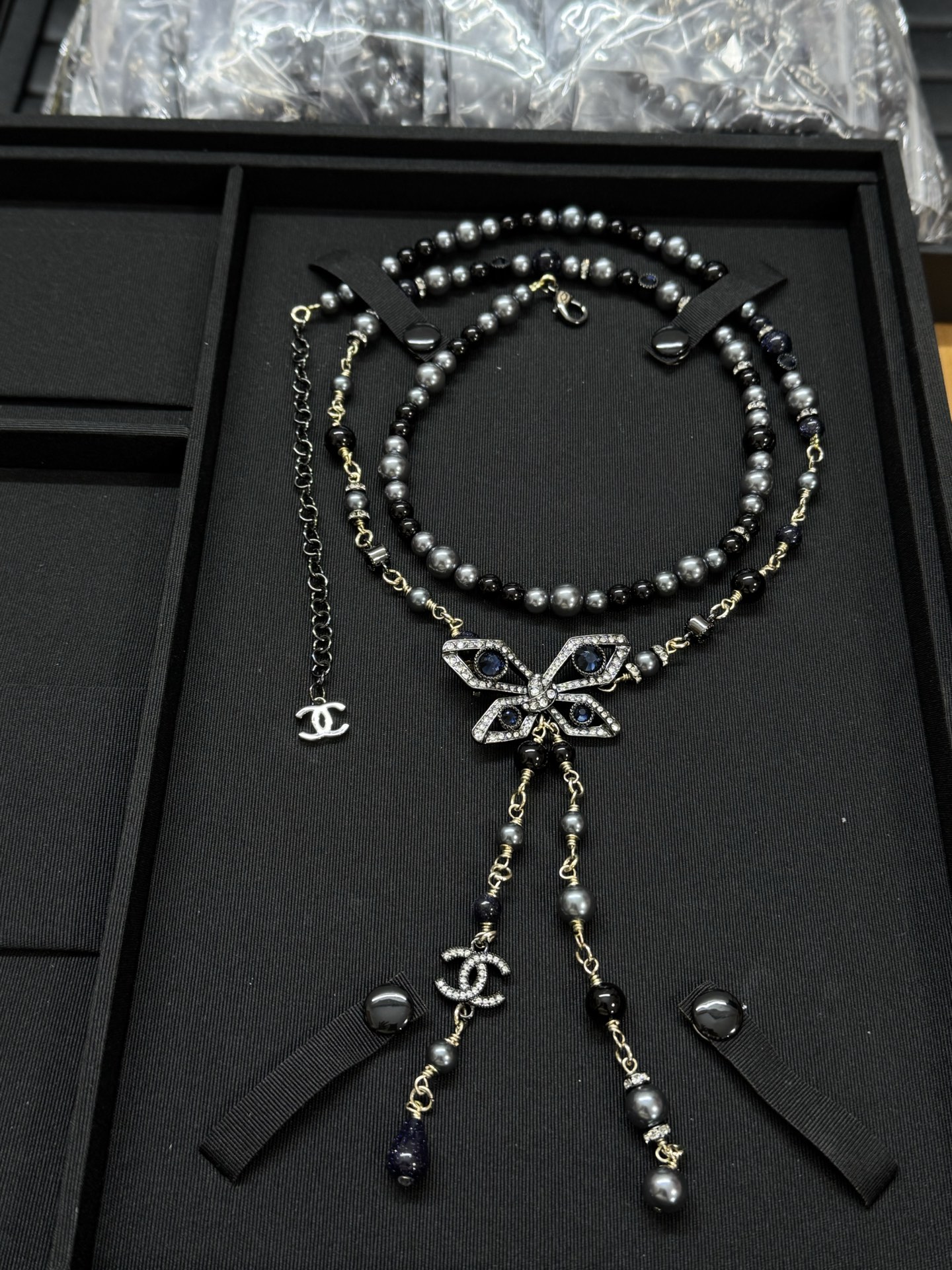 NO:360801,Xiaoxiang's new black gun color butterfly diamond pearl necklace waist chain sweater chain various ways to wear, Chanel necklace, chanel, sweaters, necklace19860909小香新款黑枪色蝴蝶镶钻珍珠项链腰链毛衣链多种戴法,香奈儿项链,chanel,sweaters,necklace,Jewelry