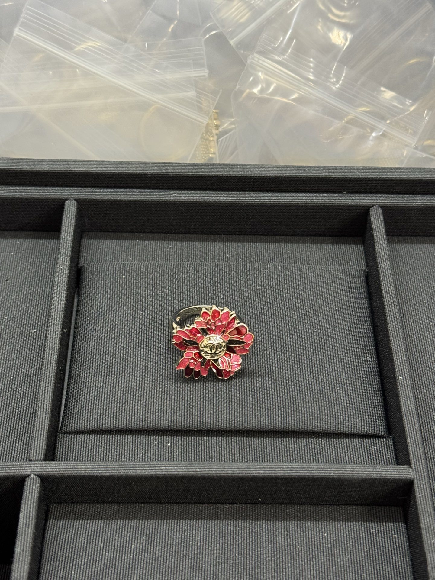 NO:661179,Xiaoxiang's new red flower carved ring, one size 7, Chanel ring, chanel, ring19860909小香新款红色花朵雕花戒指均码7号,香奈儿戒指,chanel,ring,Jewelry