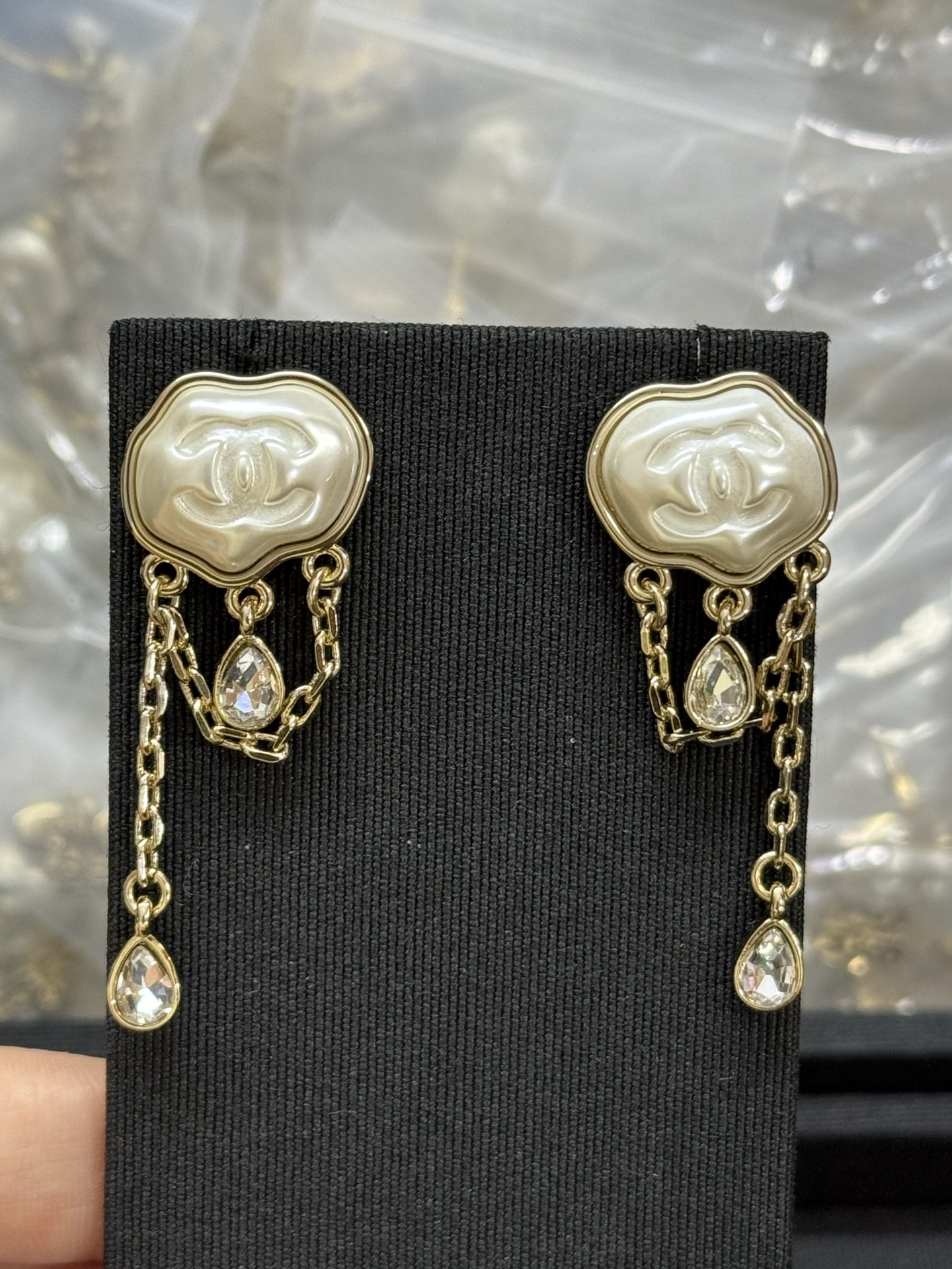 NO:360508,P Xiaoxiang new white cloud resin tassel water drop earrings, Chanel earrings, chanel, earrings19860909P 小香新款白色云朵树脂流苏水滴耳环,香奈儿耳钉,chanel,earrings,Jewelry