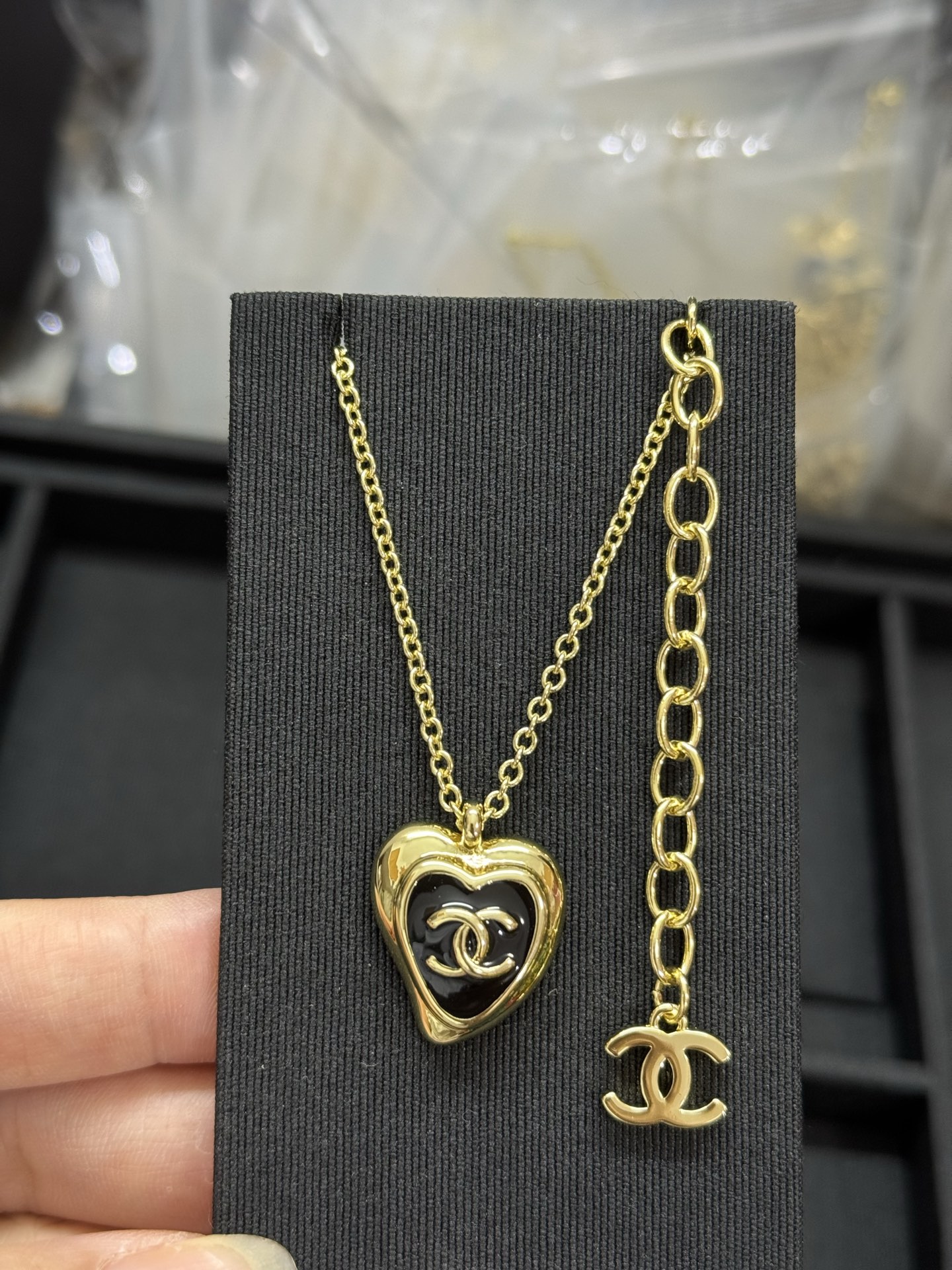 NO:360690,Xiaoxiang's new style of medieval black love gold necklace, Chanel necklace, chanel, necklace19860909小香新款中古风黑色爱心金色项链,香奈儿项链,chanel,necklace,Jewelry