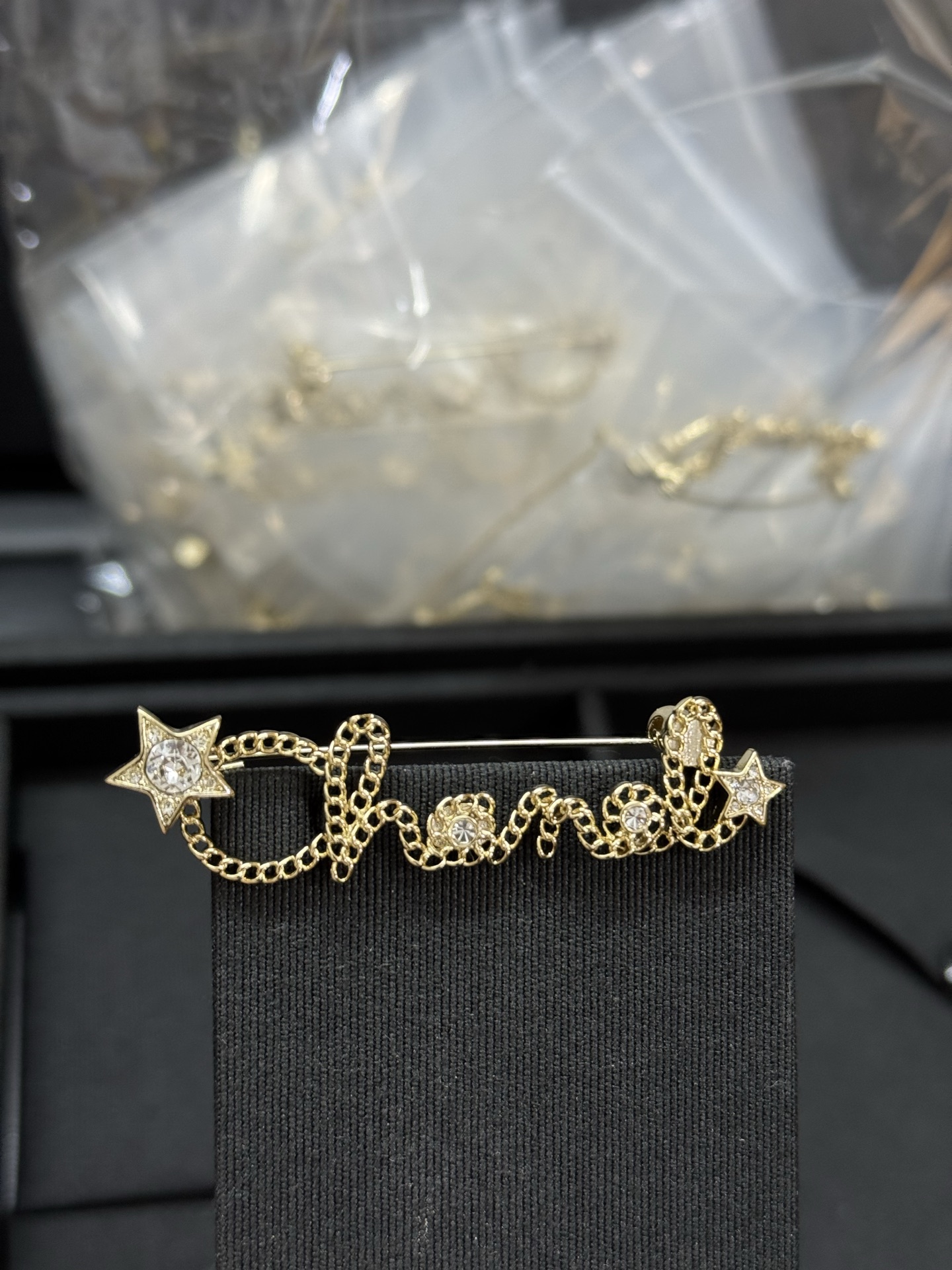 NO:360698,Xiaoxiang new five-pointed star letter chain hollow brooch, Chanel brooch, chanel, brooch, breastpin19860909小香新款五角星字母链条镂空胸针,香奈儿胸针,chanel,brooch，breastpin,Jewelry