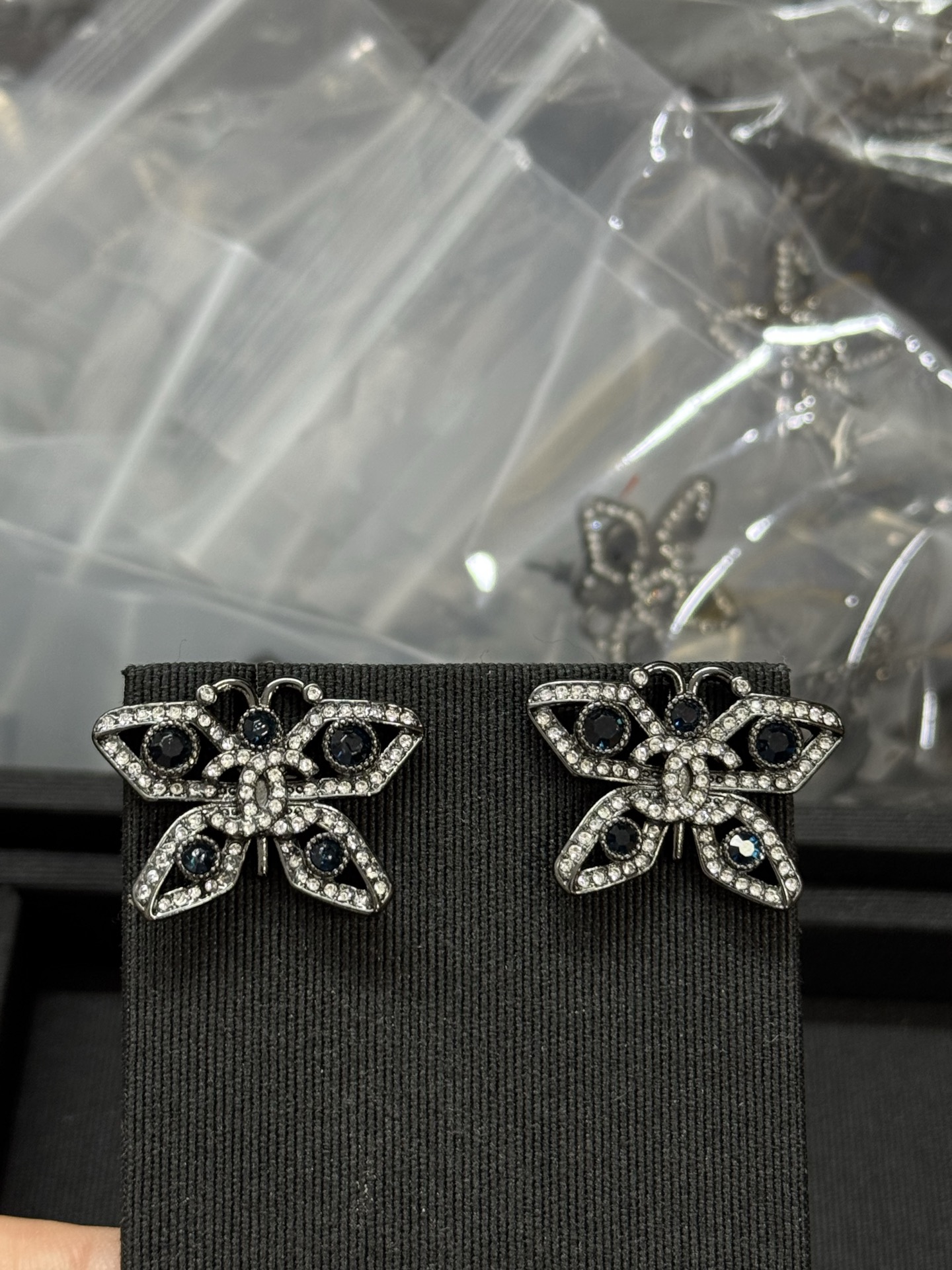 NO:360681,Xiaoxiang new gun black dark blue full diamond butterfly earrings,19860909小香新款枪黑色深蓝色满钻蝴蝶耳钉,,Jewelry