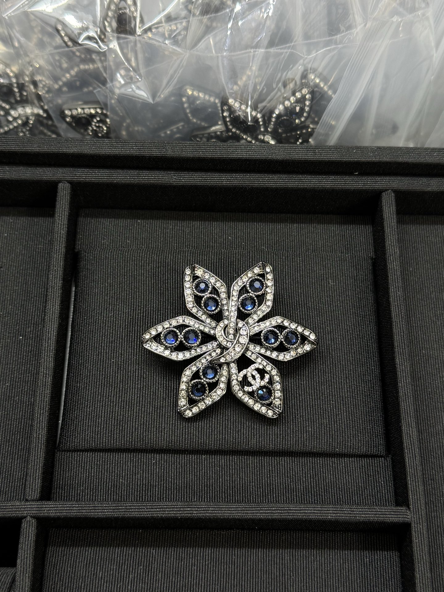 NO:360688,Xiaoxiang new style medieval flower gun black dark blue rhinestone brooch, Chanel brooch, chanel, brooch, breastpin19860909小香新款中古风花朵枪黑色深蓝色水钻胸针,香奈儿胸针,chanel,brooch，breastpin,Jewelry