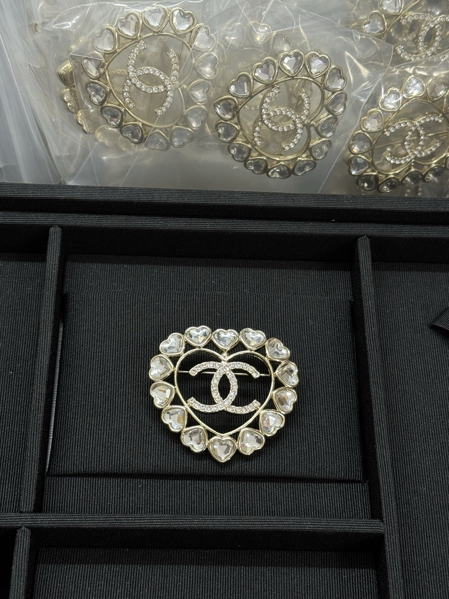 NO:360674,Xiaoxiang's new love diamond hollow double c full diamond brooch, Chanel brooch, chanel, brooch, breastpin19860909小香新款爱心水钻镂空双c满钻胸针,香奈儿胸针,chanel,brooch，breastpin,Jewelry