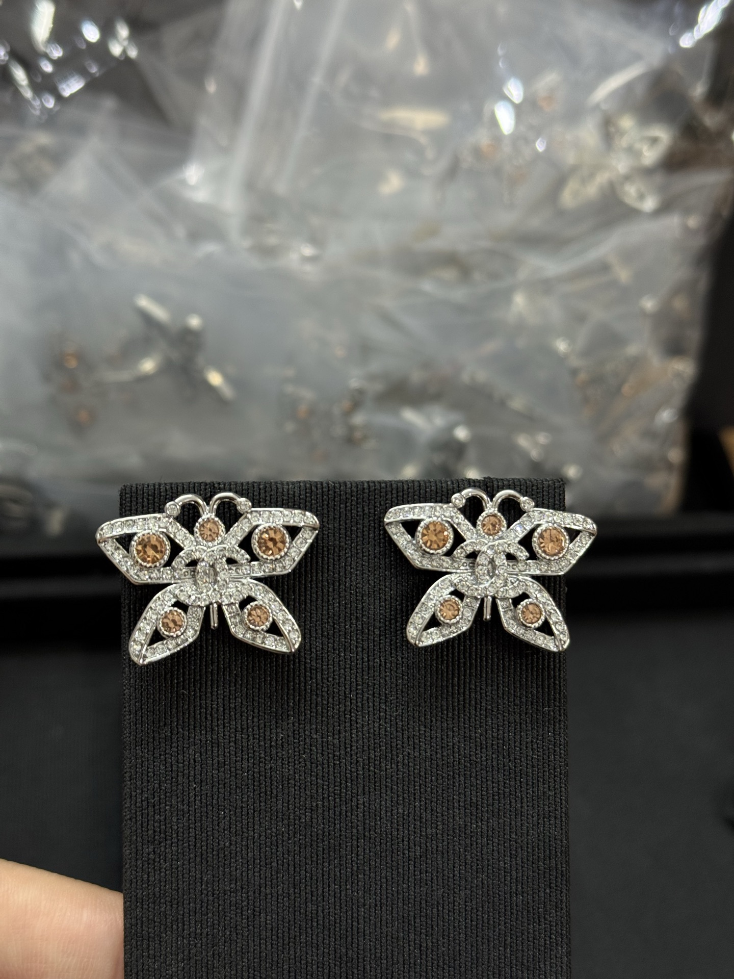 NO:360924,Xiaoxiang new pink diamond butterfly earrings, Chanel earrings, chanel19860909小香新款粉色钻蝴蝶耳钉,香奈儿耳钉,chanel,Jewelry
