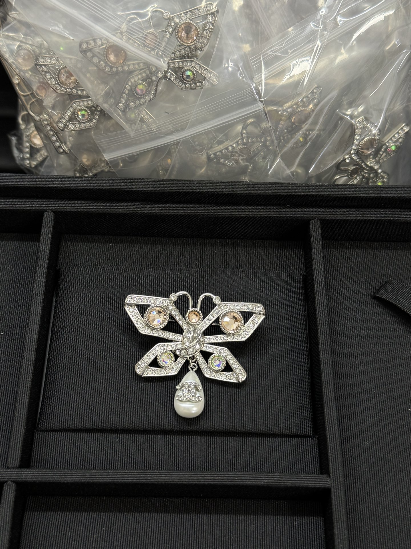 NO:360909,Xiaoxiang new pink diamond butterfly pearl brooch, Chanel brooch, chanel, brooch, breastpin19860909小香新款粉色钻蝴蝶珍珠胸针,香奈儿胸针,chanel,brooch，breastpin,Jewelry