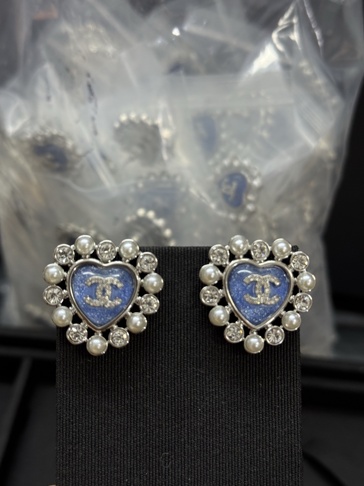 NO:360896,Xiaoxiang's new blue love sequin sparkling pearl earrings, Chanel earrings, chanel19860909小香新款蓝色爱心亮片闪闪珍珠耳钉,香奈儿耳钉,chanel,Jewelry
