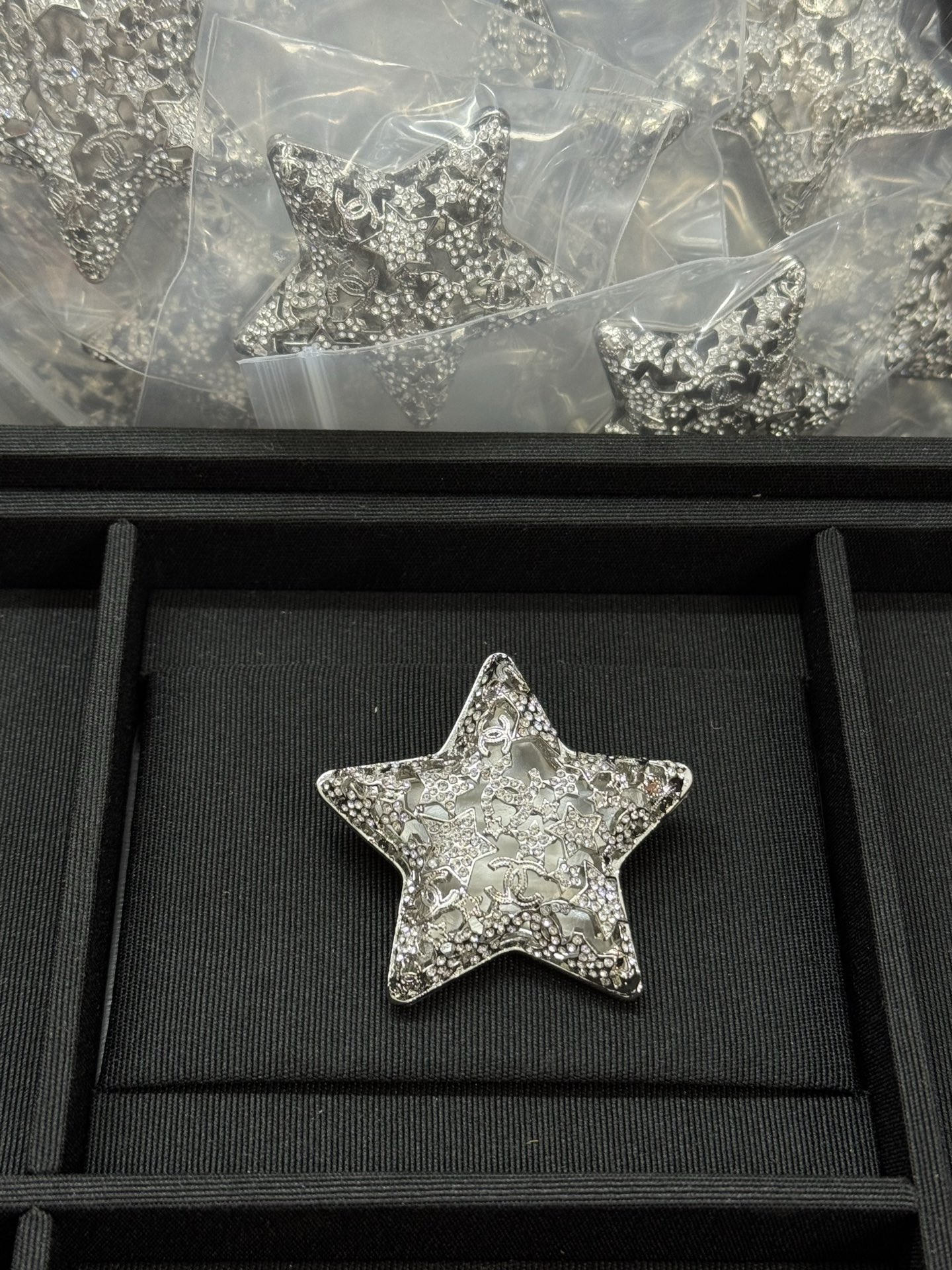 NO:360903,Xiaoxiang's new hollow pentagonal star brooch, Chanel brooch, chanel, brooch, breastpin19860909小香新款镂空五角星胸针,香奈儿胸针,chanel,brooch，breastpin,Jewelry