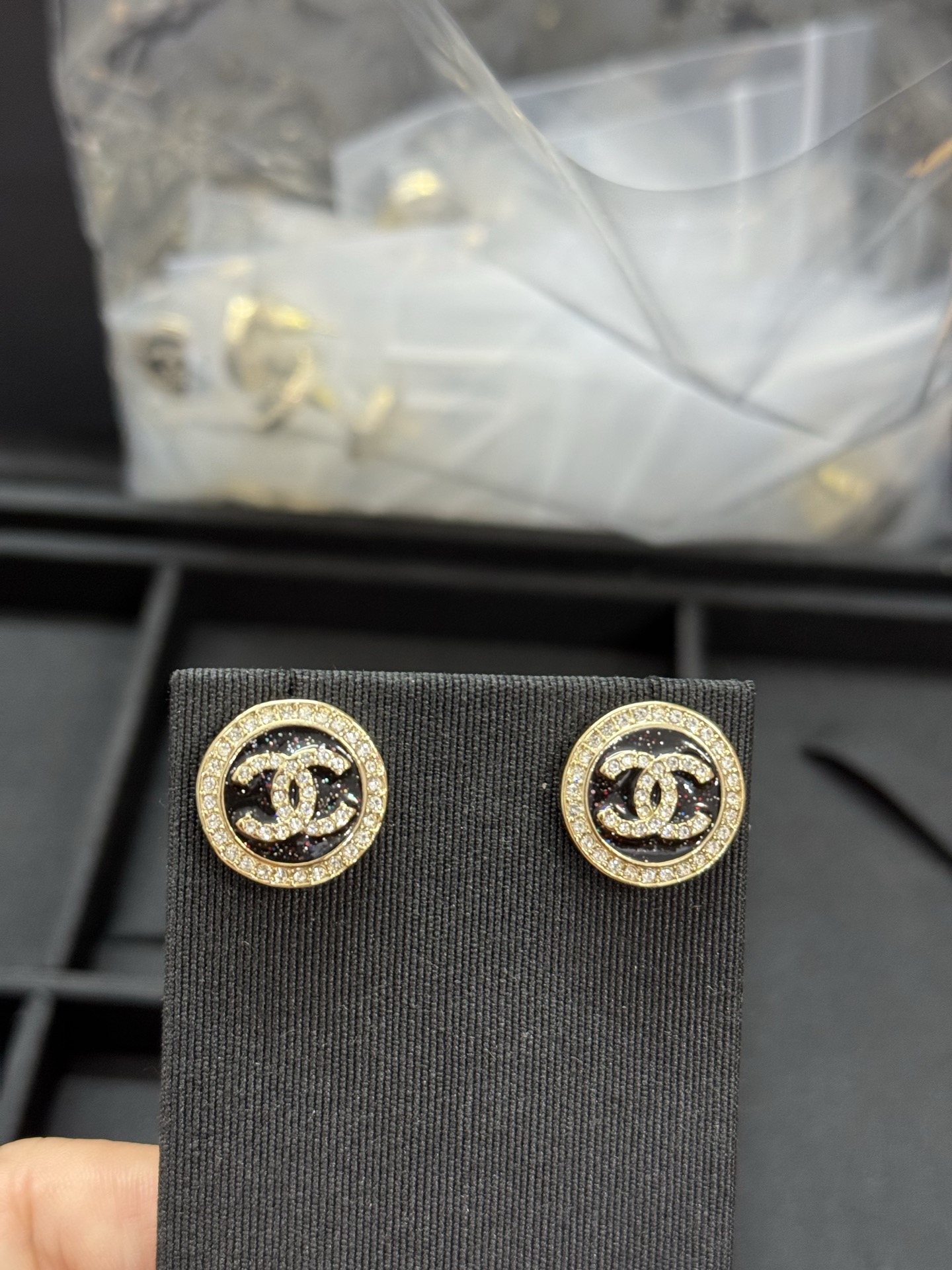 NO:360870,Xiaoxiang new round black dripping sequins full of diamond earrings, Chanel earrings, chanel19860909小香新款圆形黑色滴油亮片满钻耳钉,香奈儿耳钉,chanel,Jewelry