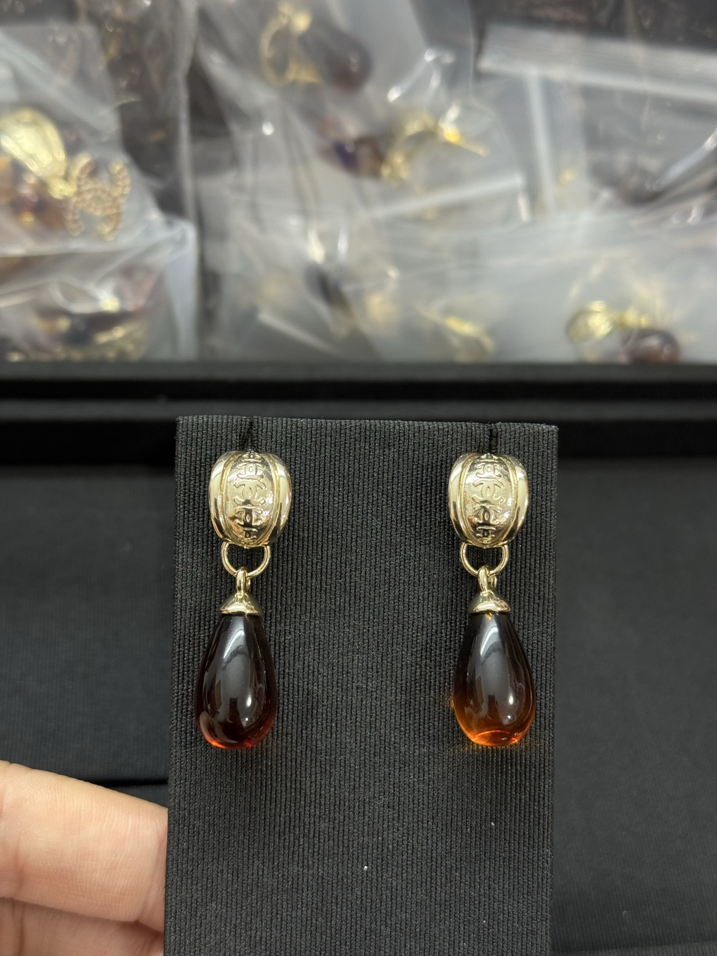 NO:360864,Xiaoxiang new round ring double c gold amber earrings, Chanel earrings, chanel, earrings19860909小香新款圆环双c金色 琥珀色耳环,香奈儿耳钉,chanel,earrings,Jewelry