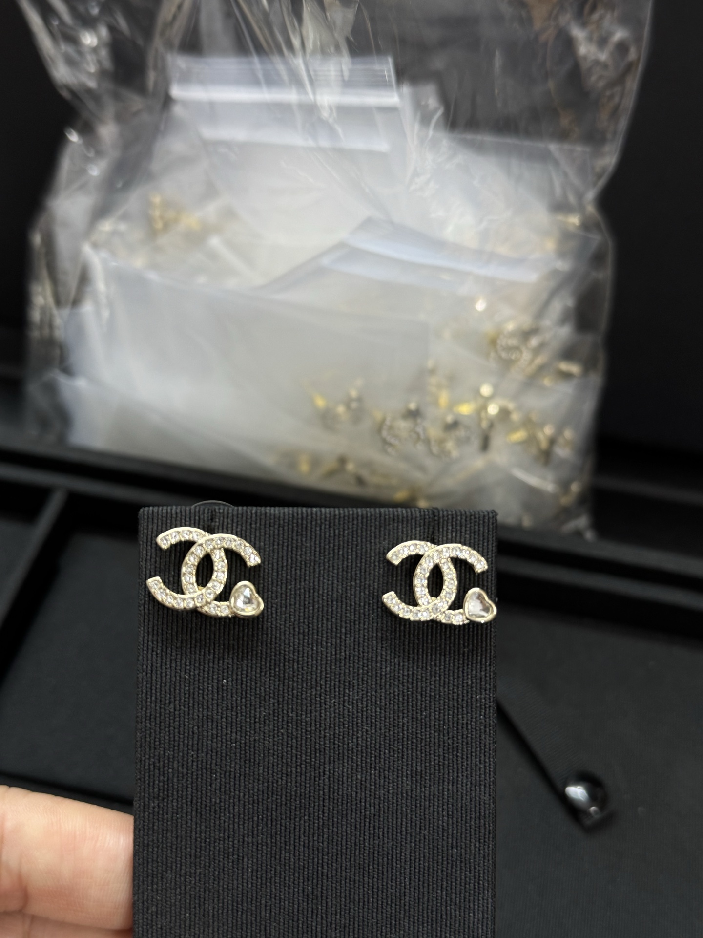 NO:360849,Xiaoxiang new love double c rhinestone earrings, Chanel earrings, chanel19860909小香新款爱心双c水钻耳钉,香奈儿耳钉,chanel,Jewelry