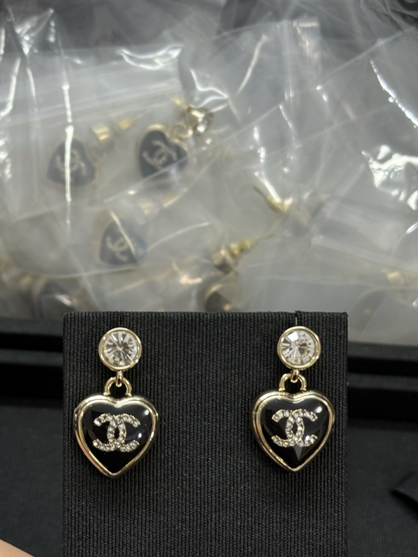 NO:361097,Xiaoxiang new rhinestone black love earrings, Chanel earrings, chanel, earrings19860909小香新款水钻黑色爱心耳环,香奈儿耳钉,chanel,earrings,Jewelry