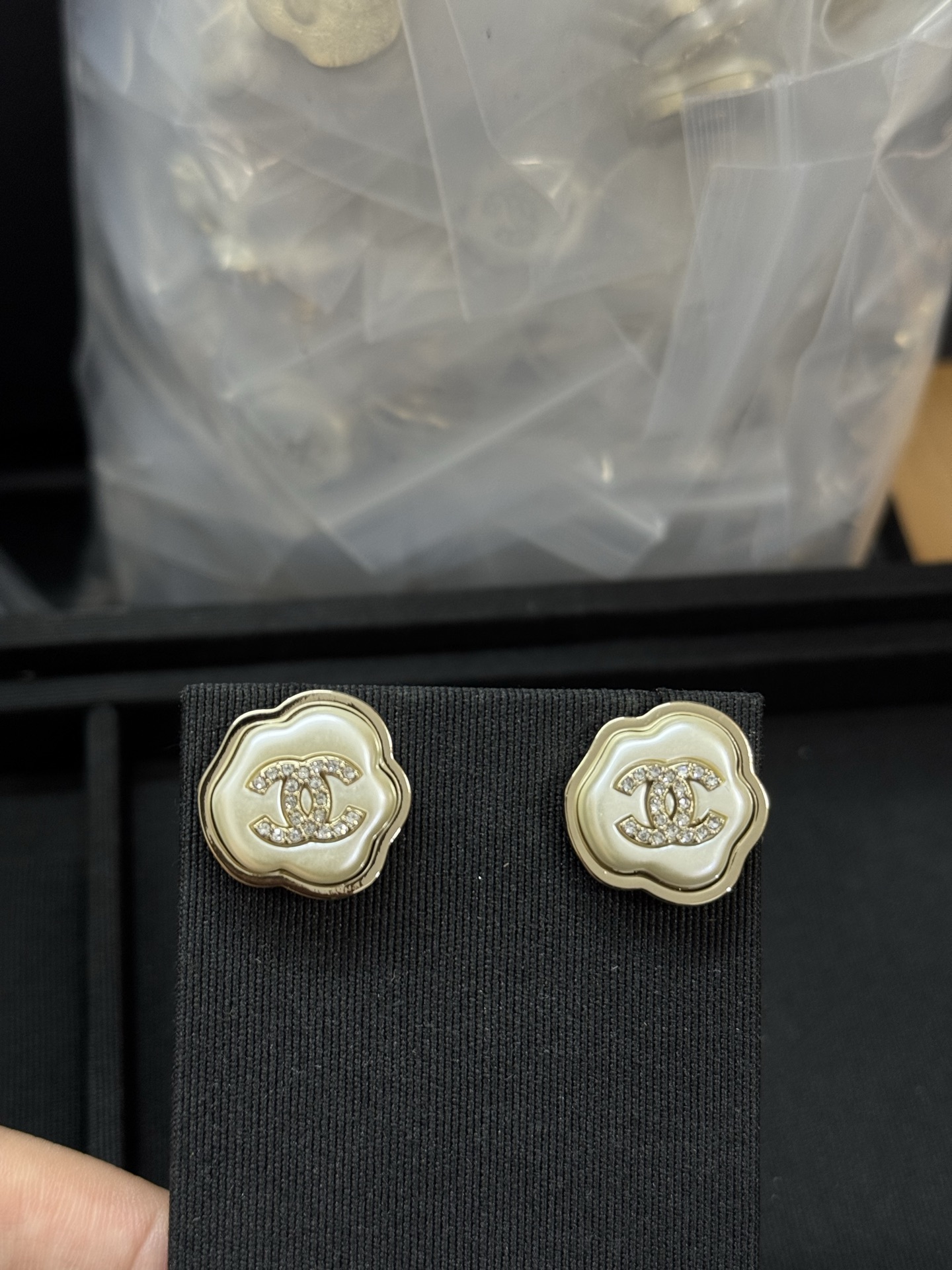 NO:361062,Xiaoxiang new double C rhinestone cloud resin earrings, Chanel earrings, chanel19860909小香新款双c水钻云朵树脂耳钉,香奈儿耳钉,chanel,Jewelry