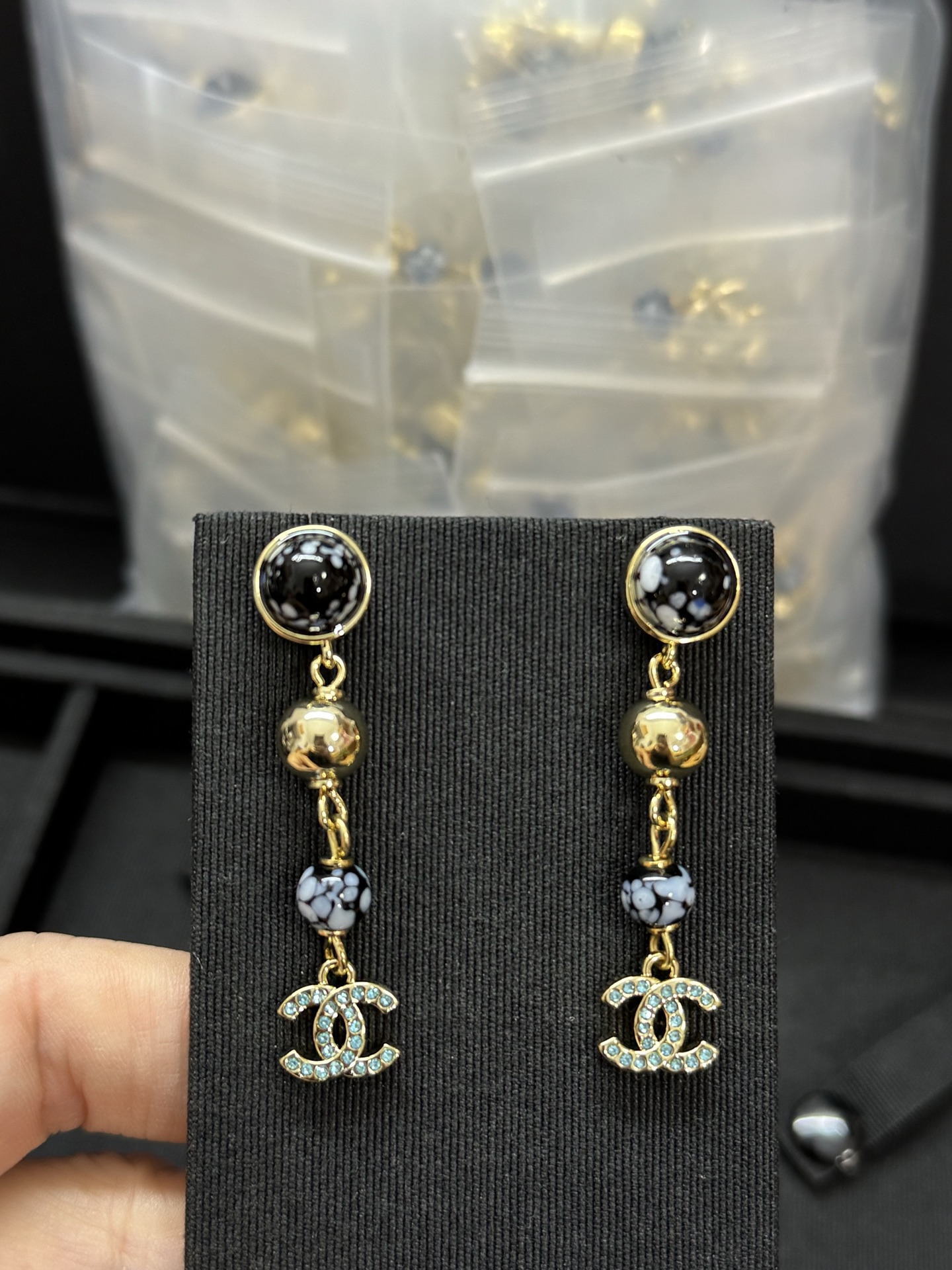 NO:361040,Xiaoxiang's new glass spliced ​​double C blue diamond tassel long earrings, Chanel earrings, chanel, earrings19860909小香新款琉璃拼接双c蓝钻流苏长款耳环,香奈儿耳钉,chanel,earrings,Jewelry