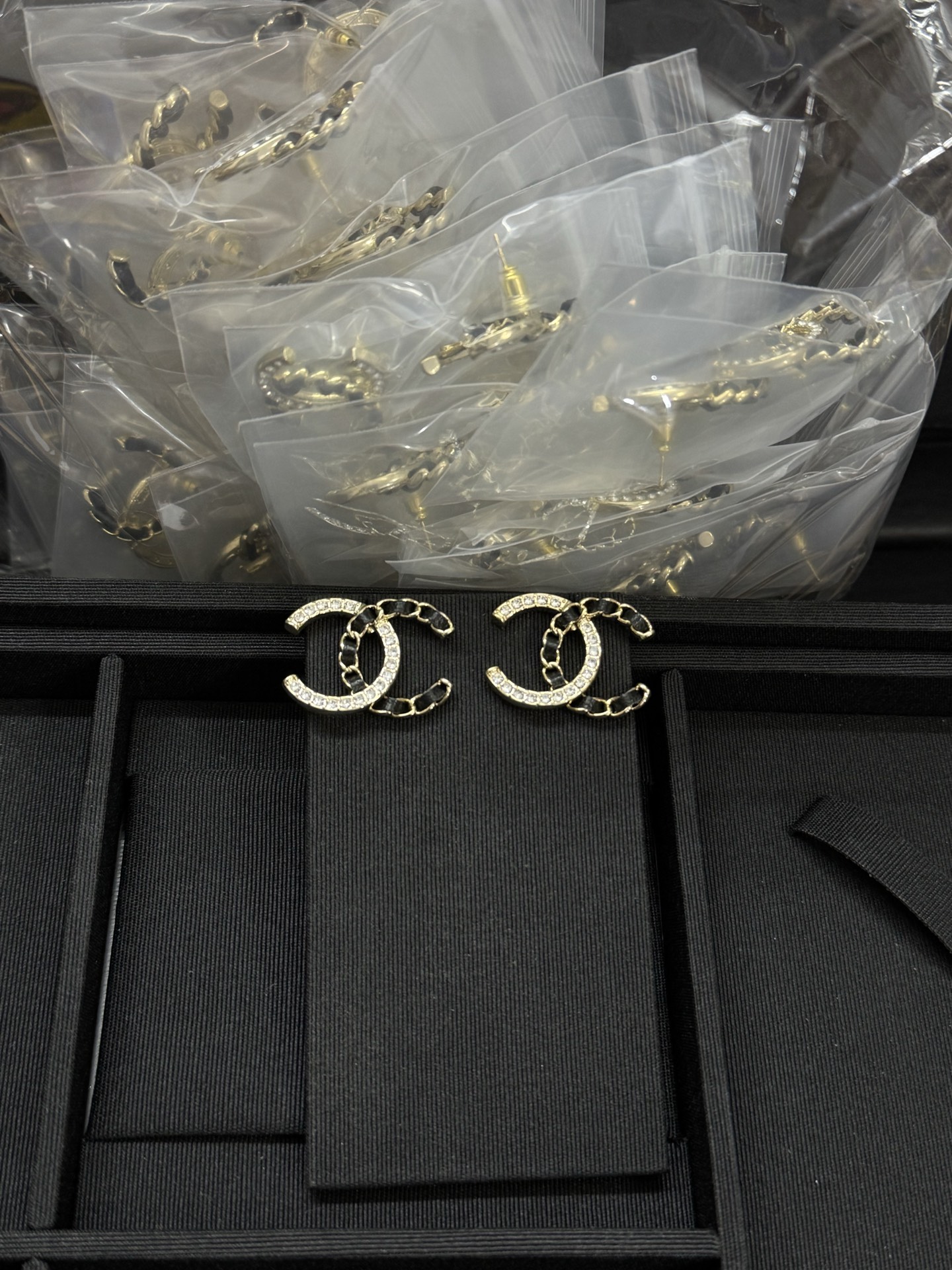 NO:361016,Xiaoxiang's new style with rhinestones and leather earrings, Chanel earrings, chanel19860909小香新款一边水钻一边穿皮耳钉,香奈儿耳钉,chanel,Jewelry