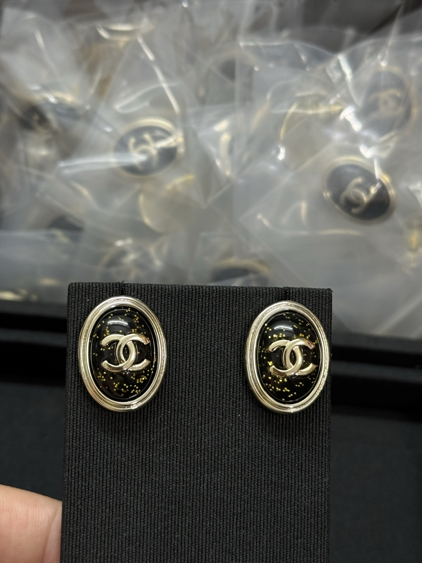 NO:361191,Xiaoxiang new oval resin sequin black gold earrings, Chanel earrings, chanel19860909小香新款椭圆形树脂亮片黑金色耳钉,香奈儿耳钉,chanel,Jewelry