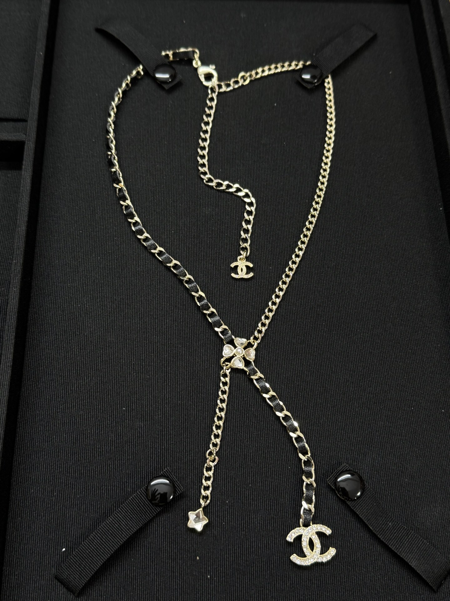 NO:361326,Xiaoxiang's new five-pointed star double c four-leaf clover asymmetric leather necklace, Chanel necklace, chanel, necklace19860909小香新款五角星双c四叶草不对称穿皮项链,香奈儿项链,chanel,necklace,Jewelry
