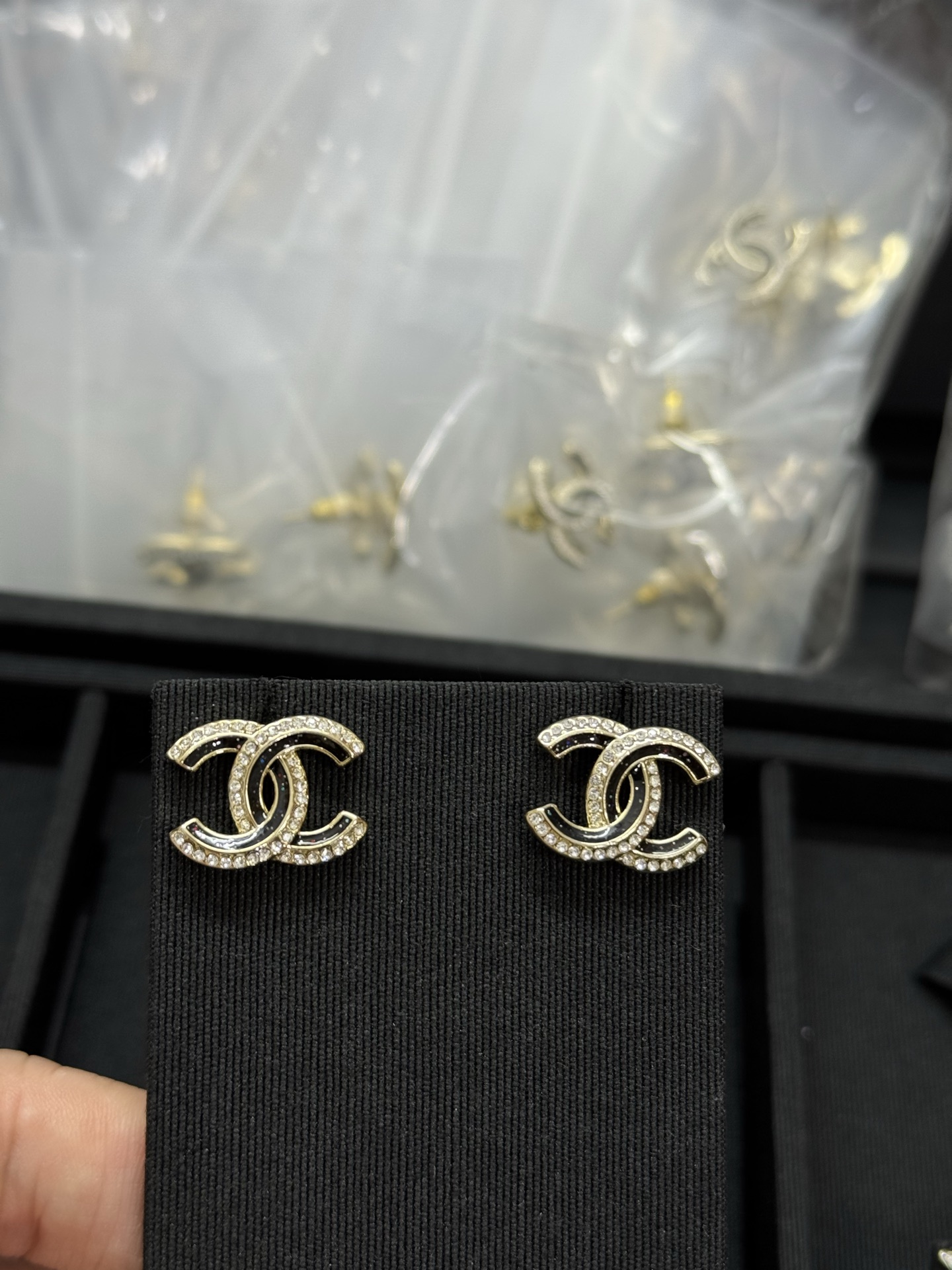 NO:361140,Xiaoxiang new black edge dripping oil sequin rhinestone earrings, Chanel earrings, chanel19860909小香新款黑边滴油亮片水钻耳钉,香奈儿耳钉,chanel,Jewelry