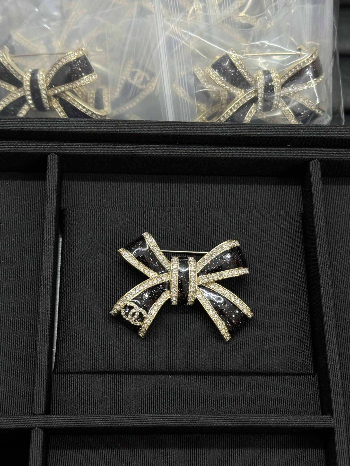 NO:361197,Xiaoxiang new side diamond black bow sequin brooch, Chanel brooch, chanel, brooch, breastpin19860909小香新款边钻黑色蝴蝶结亮片胸针,香奈儿胸针,chanel,brooch，breastpin,Jewelry