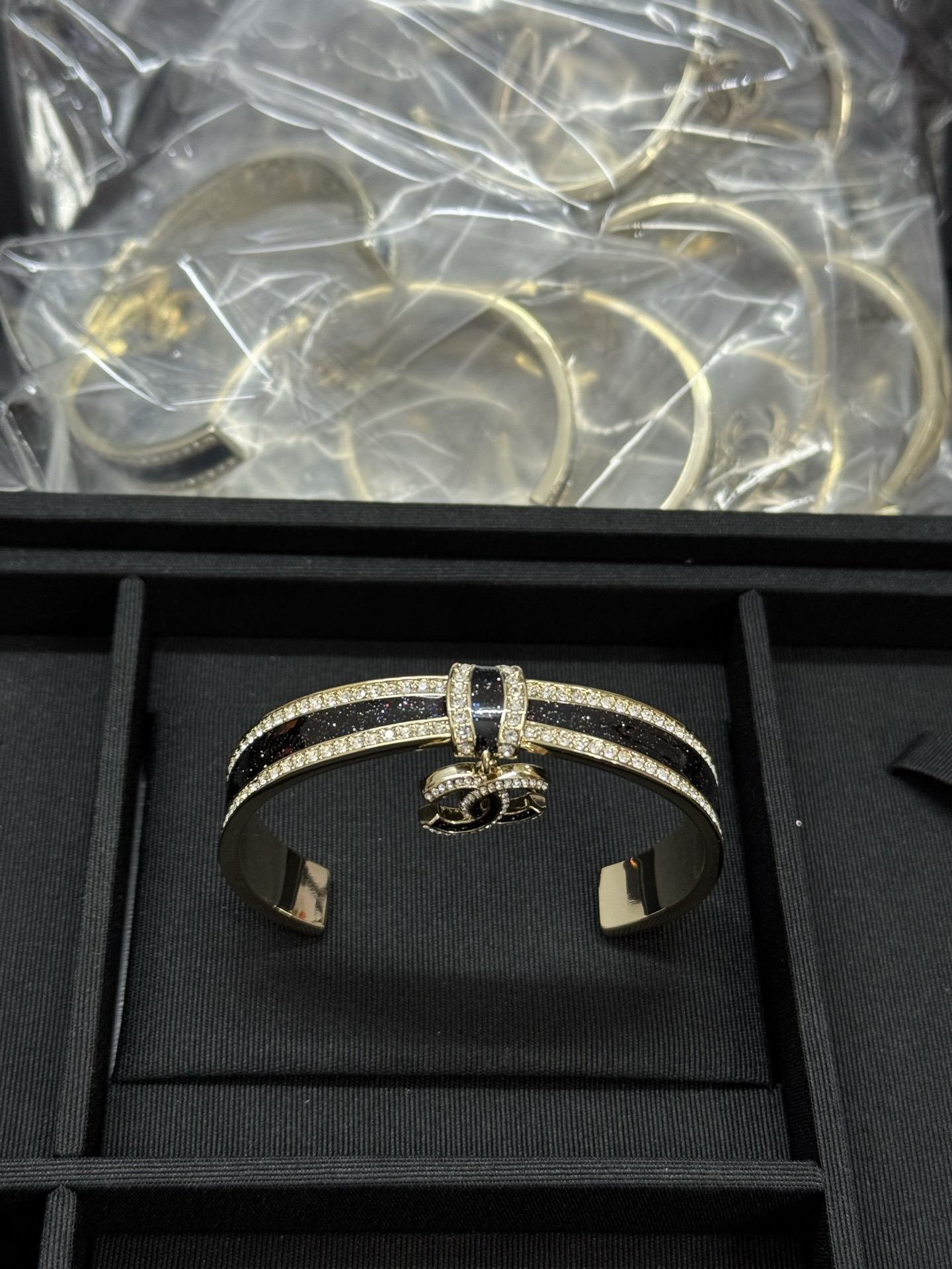 NO:361273,Xiaoxiang new style diamond full diamond sequin double c pendant open bracelet, Chanel bracelet, chanel, bracelet19860909小香新款边钻满钻亮片双c吊坠开口手镯,香奈儿手镯,chanel,bracelet,Jewelry