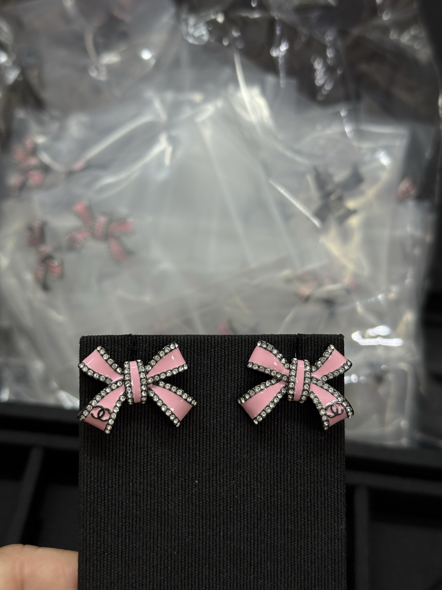 NO:361187,Xiaoxiang new side diamond pink bow earrings, Chanel earrings, chanel19860909小香新款边钻粉色蝴蝶结耳钉,香奈儿耳钉,chanel,Jewelry