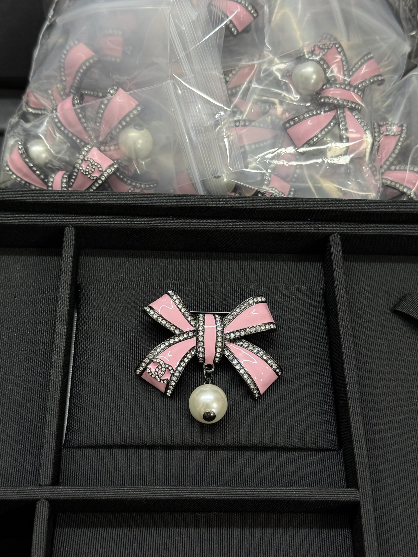 NO:361151,Xiaoxiang new side diamond pink bow pearl pendant brooch, Chanel brooch, chanel, brooch, breastpin19860909小香新款边钻粉色蝴蝶结珍珠吊坠胸针,香奈儿胸针,chanel,brooch，breastpin,Jewelry