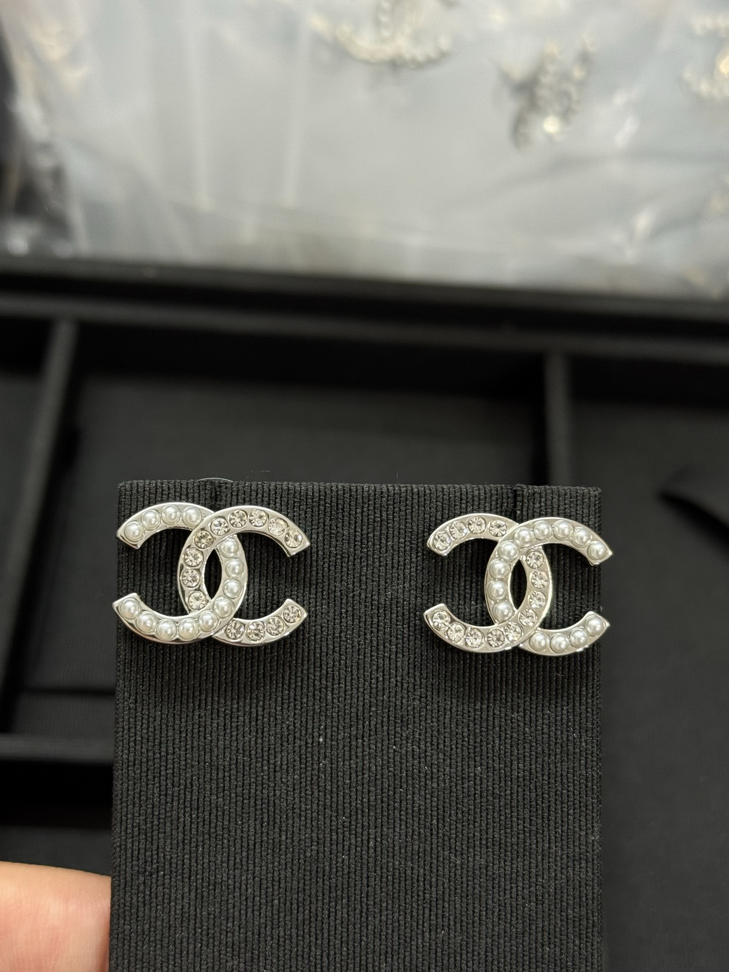 NO:361454,Xiaoxiang's new silver pearl double c rhinestone earrings, Chanel earrings, chanel19860909小香新款银色珍珠拼双c水钻耳钉,香奈儿耳钉,chanel,Jewelry