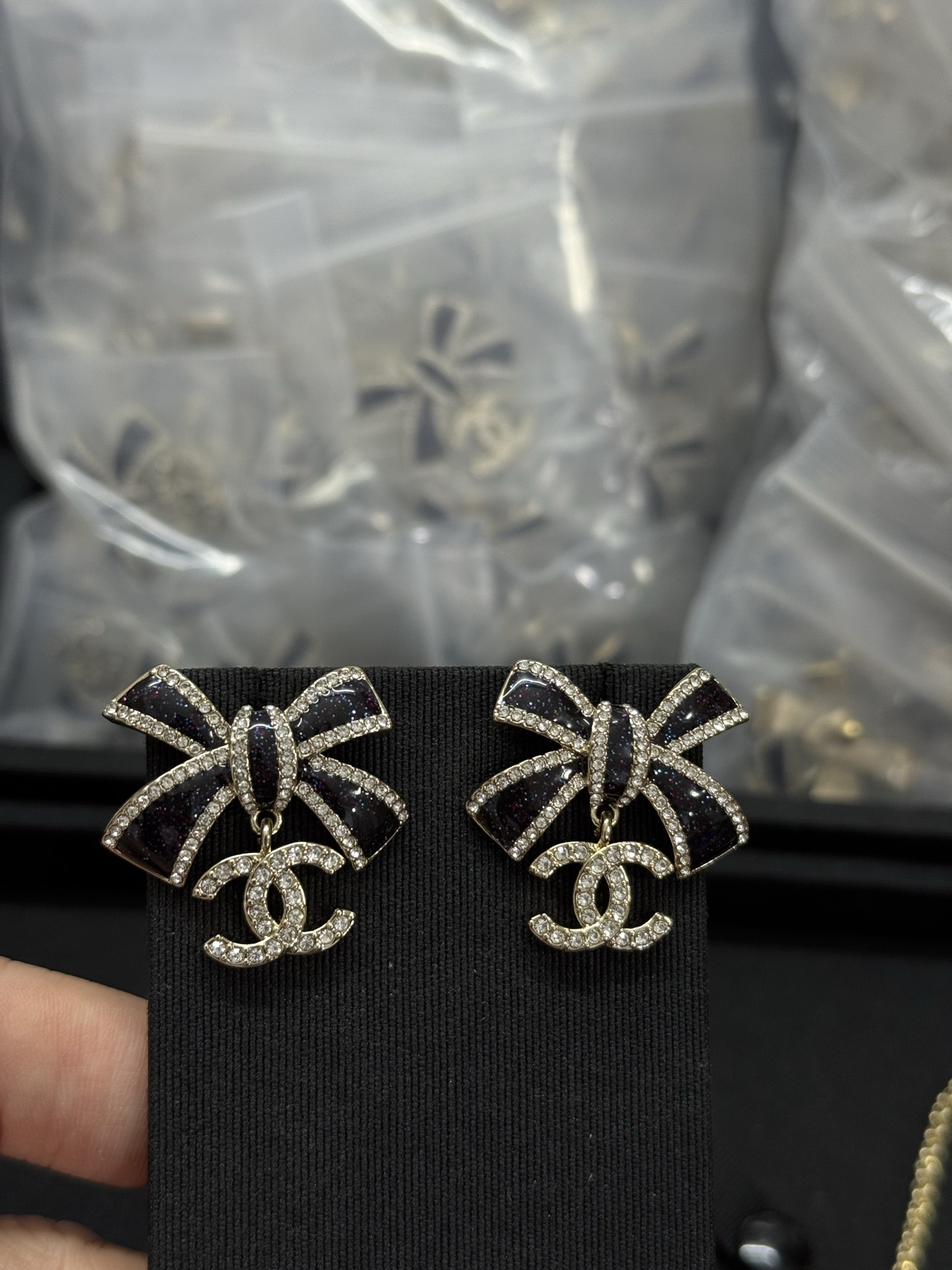 CHANEL Boucles d'oreilles Nœud Strass Double C