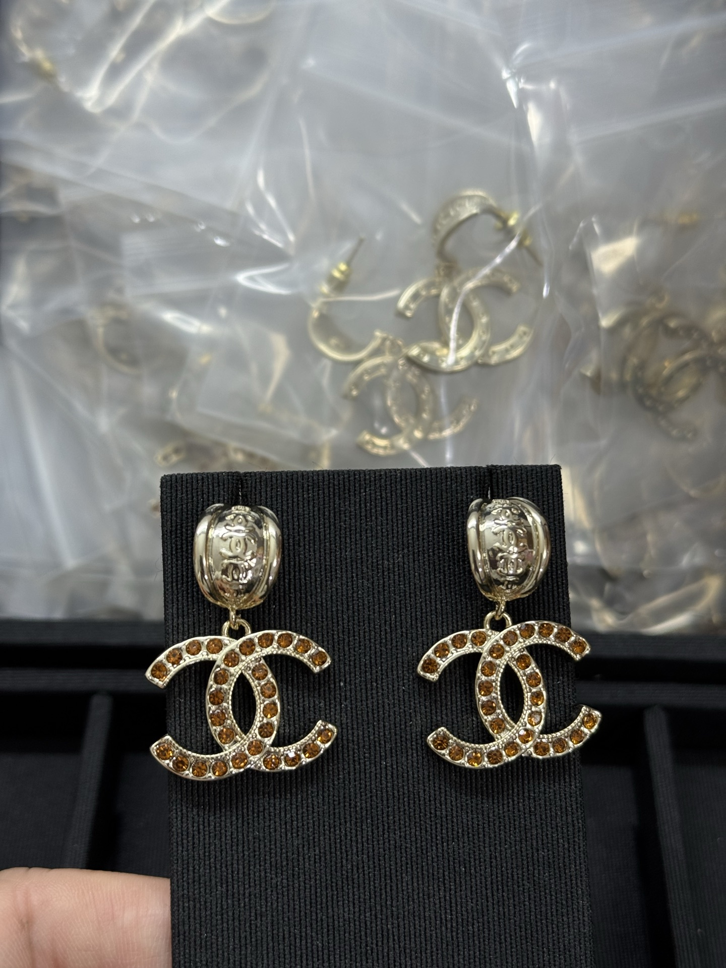 NO:361580,Xiaoxiang new light gold retro yellow diamond earrings, Chanel stud earrings, chanel, earrings19860909小香新款浅金色复古黄色钻耳环,香奈儿耳钉,chanel,earrings,Jewelry