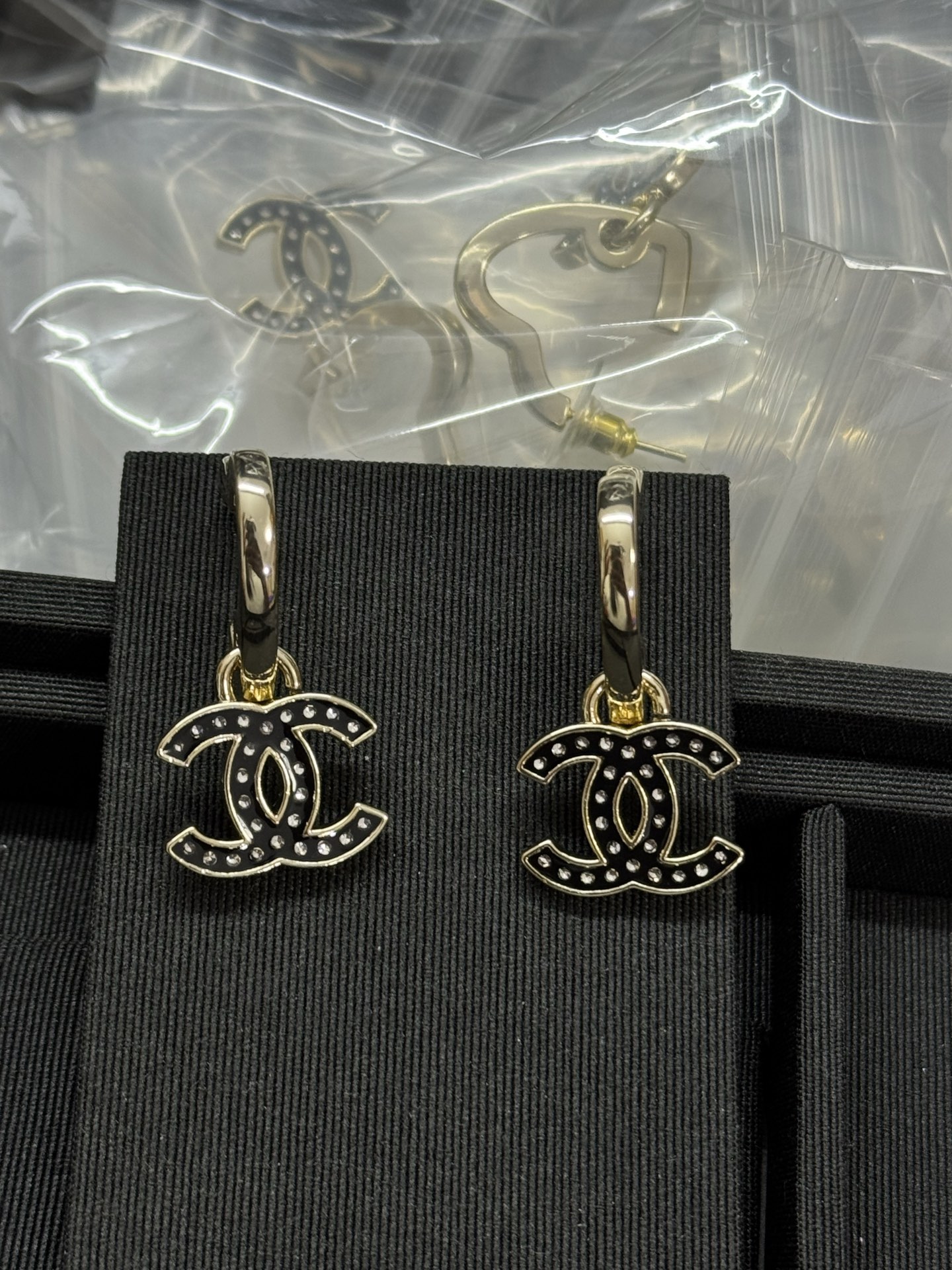 NO:361594,Xiaoxiang new polka dot black rhinestone double c oil dropping love earrings, Chanel earrings, chanel, earrings19860909小香新款小波点黑色水钻双c滴油爱心耳环,香奈儿耳钉,chanel,earrings,Jewelry