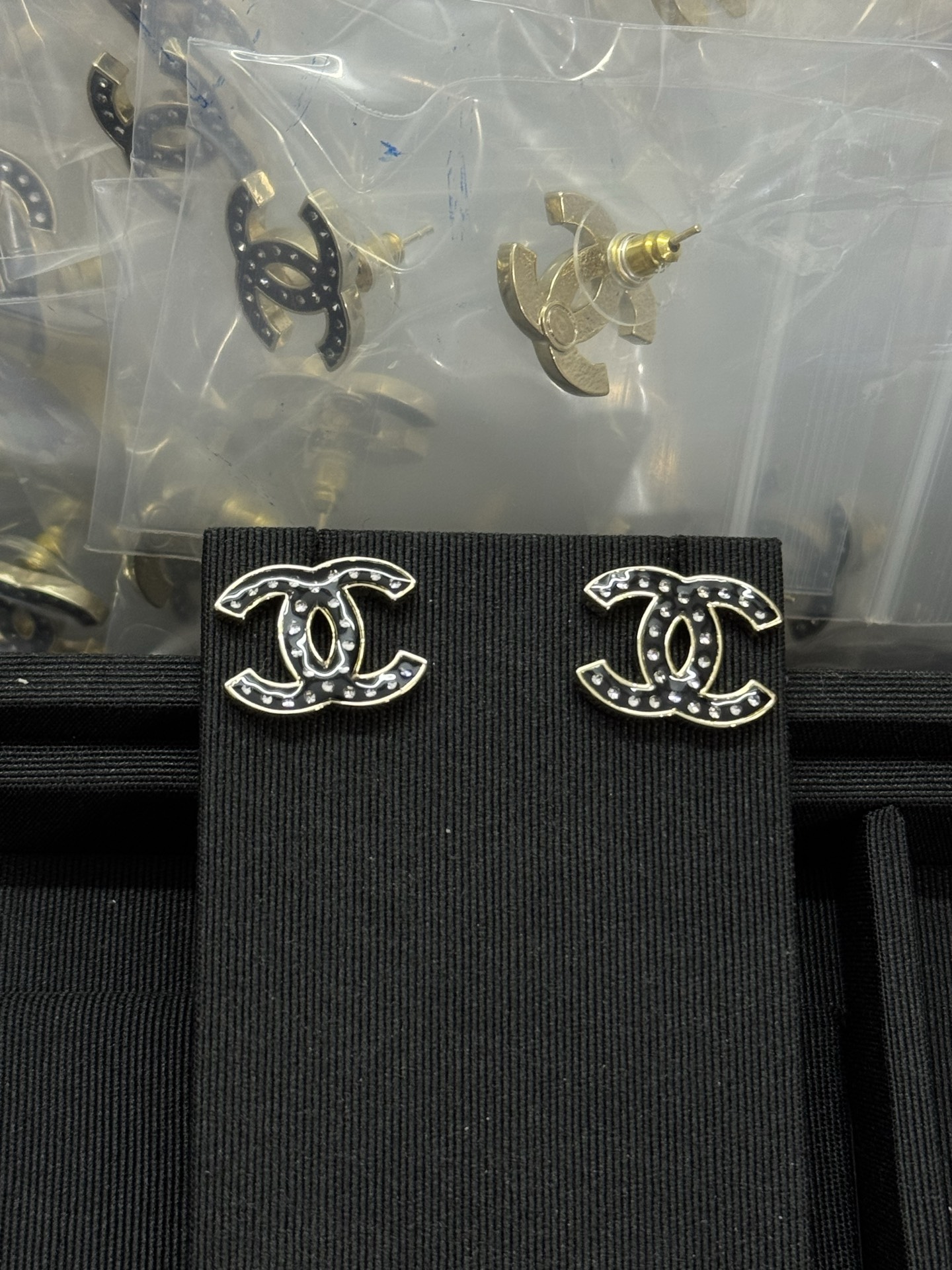NO:361588,Xiaoxiang new polka dot double c black water rhinestone oil-dripping earrings, Chanel earrings, chanel19860909小香新款小波点双c黑色水钻滴油耳钉,香奈儿耳钉,chanel,Jewelry