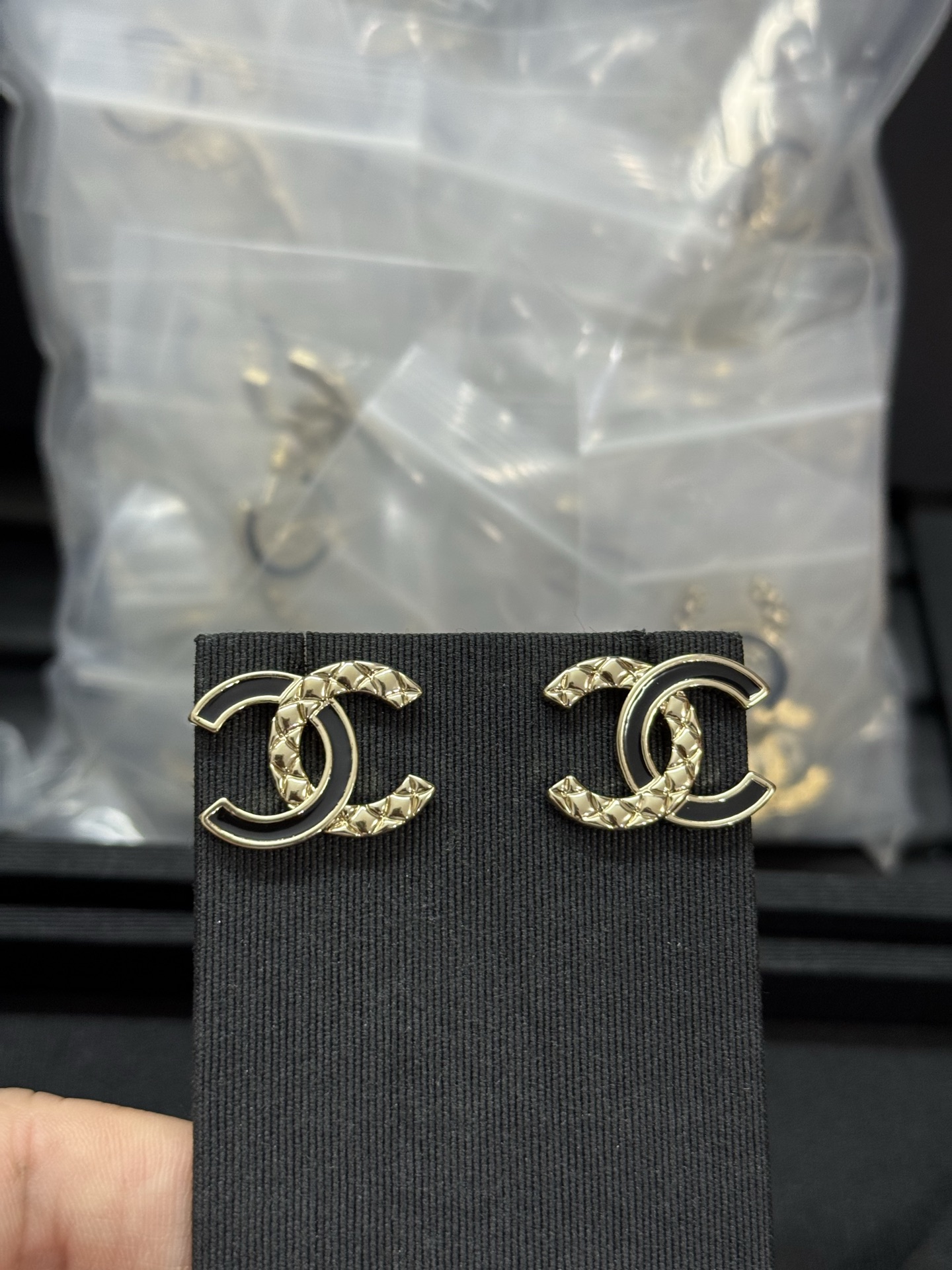 NO:361600,Xiaoxiang new diamond pattern black pink oil-dripping earrings, Chanel earrings, chanel19860909小香新款菱格纹 黑色 粉色 滴油耳钉,香奈儿耳钉,chanel,Jewelry