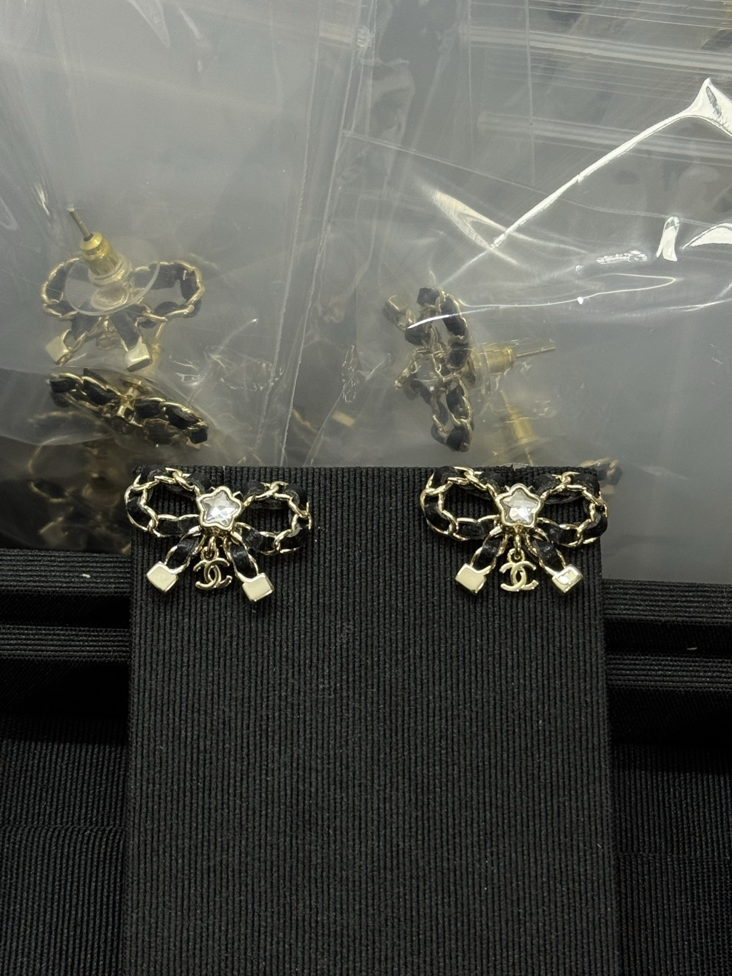 NO:361604,Xiaoxiang's new bow with leather five-pointed star rhinestone earrings, Chanel earrings, chanel19860909小香新款蝴蝶结穿皮五角星水钻耳钉,香奈儿耳钉,chanel,Jewelry