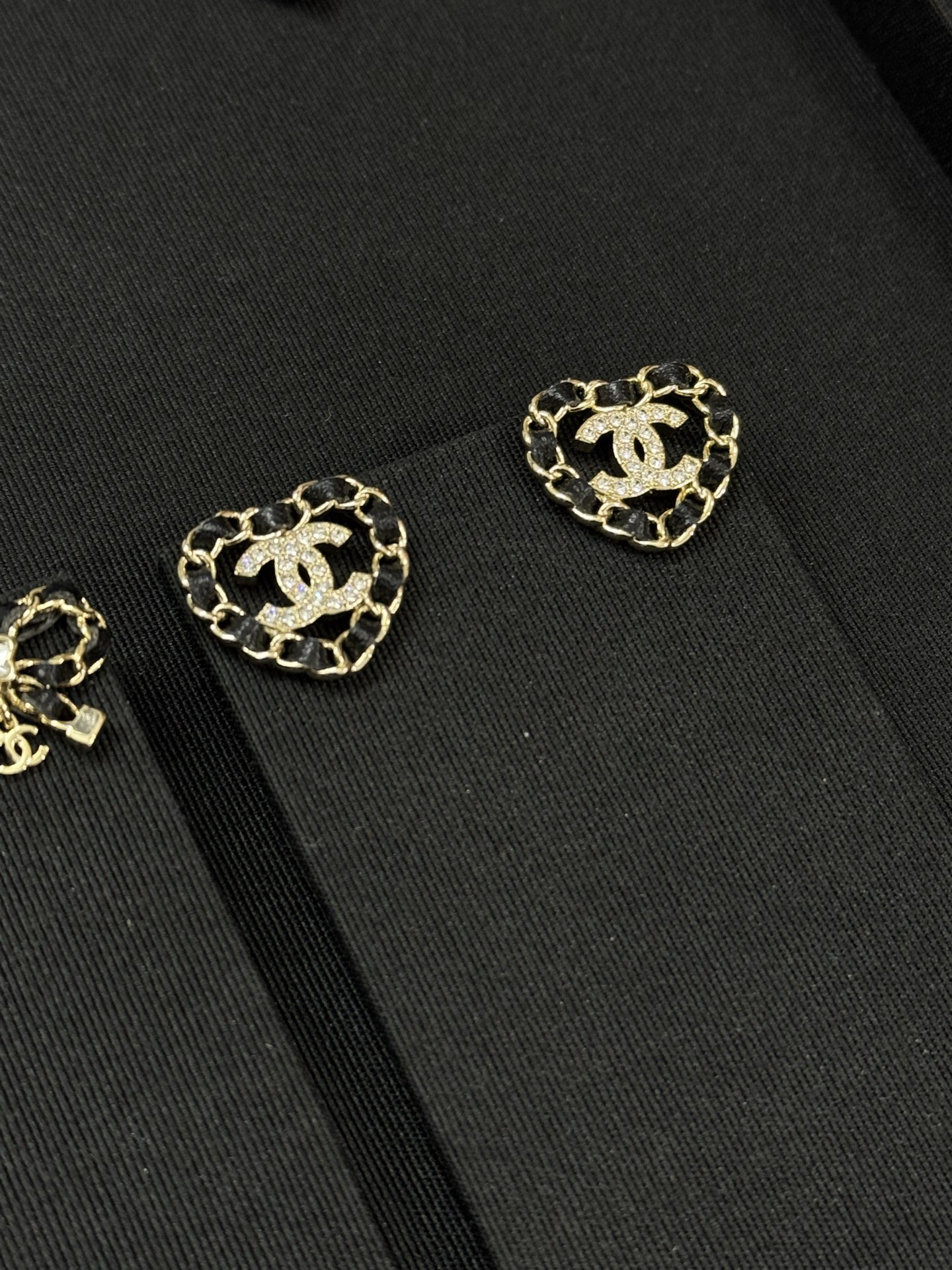 NO:361445,Xiaoxiang's new love-wearing leather double C rhinestone earrings, Chanel earrings, chanel19860909小香新款爱心穿皮双c水钻耳钉,香奈儿耳钉,chanel,Jewelry