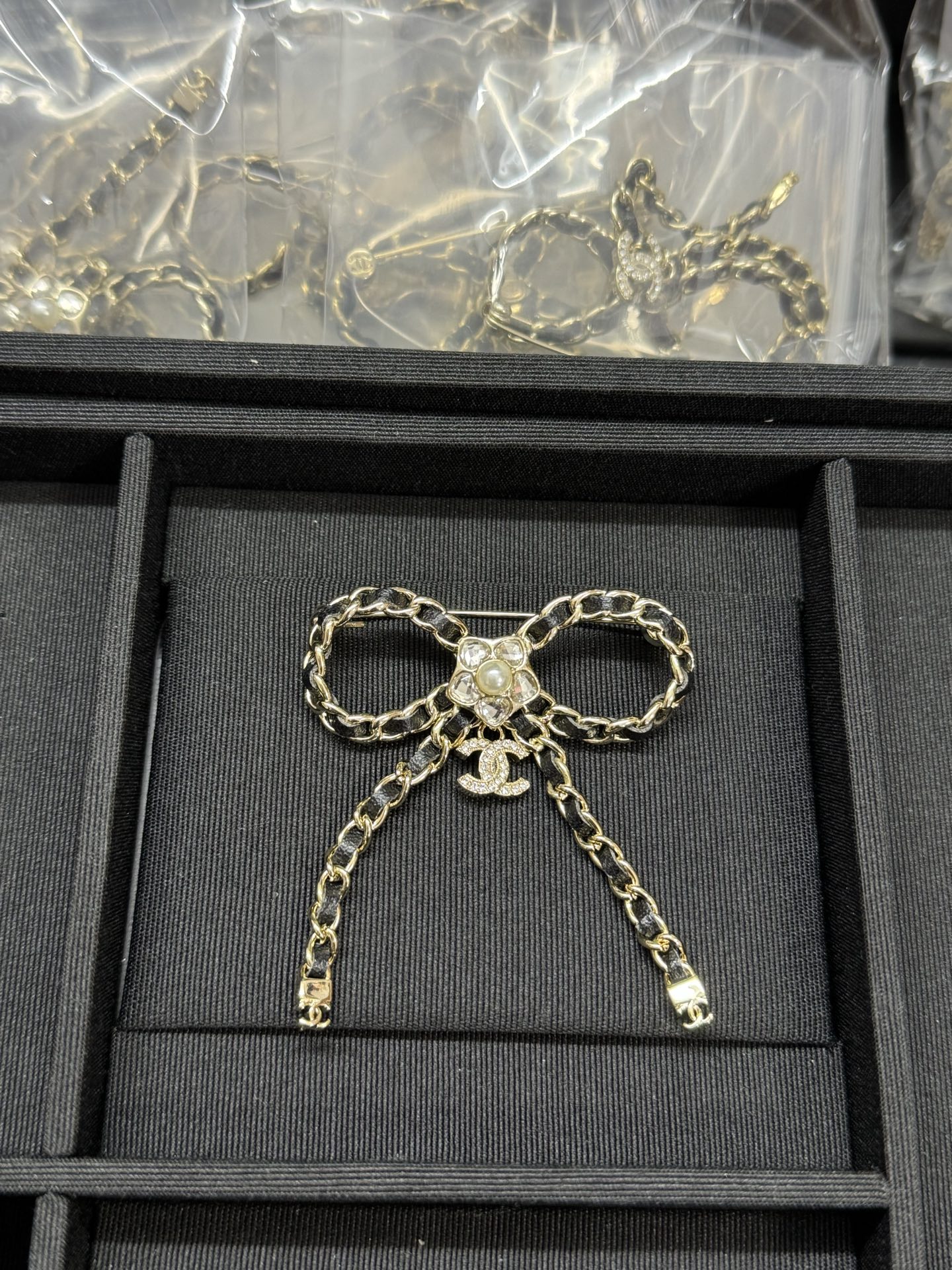 NO:361436,Xiaoxiang new bow-wearing leather five-pointed star love double c rhinestone tassel brooch, Chanel brooch, chanel, brooch, breastpin19860909小香新款蝴蝶结穿皮五角星爱心双c水钻流苏胸针,香奈儿胸针,chanel,brooch，breastpin,Jewelry