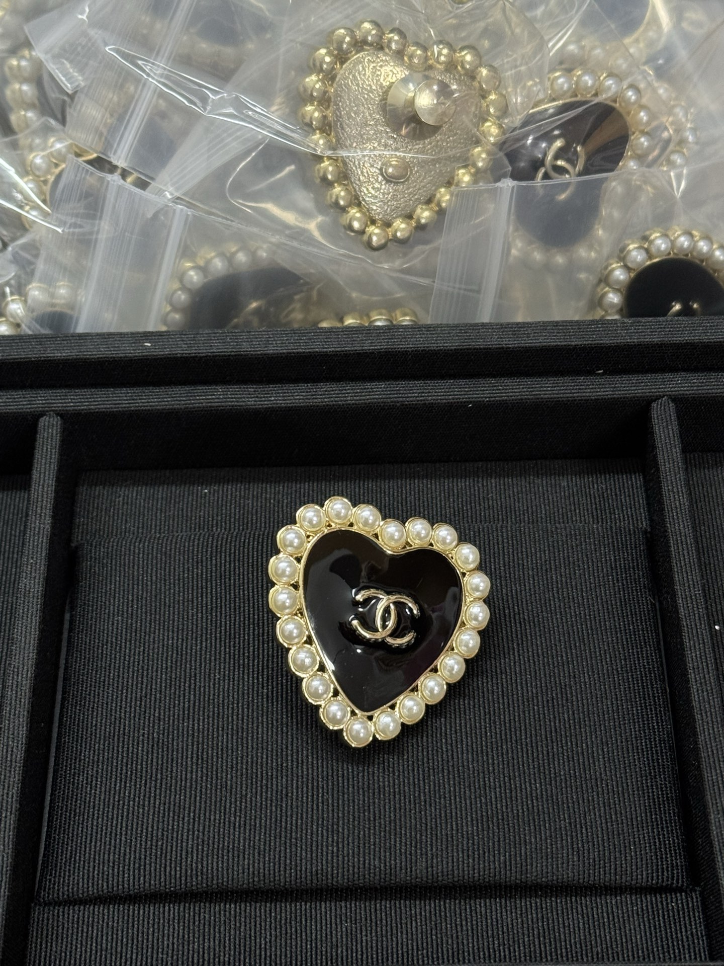NO:361418,Xiaoxiang new black love oil-drop pearl brooch, Chanel stud earrings, chanel, brooch, breastpin19860909小香新款黑色爱心滴油珍珠胸针,香奈儿耳钉,chanel,brooch，breastpin,Jewelry