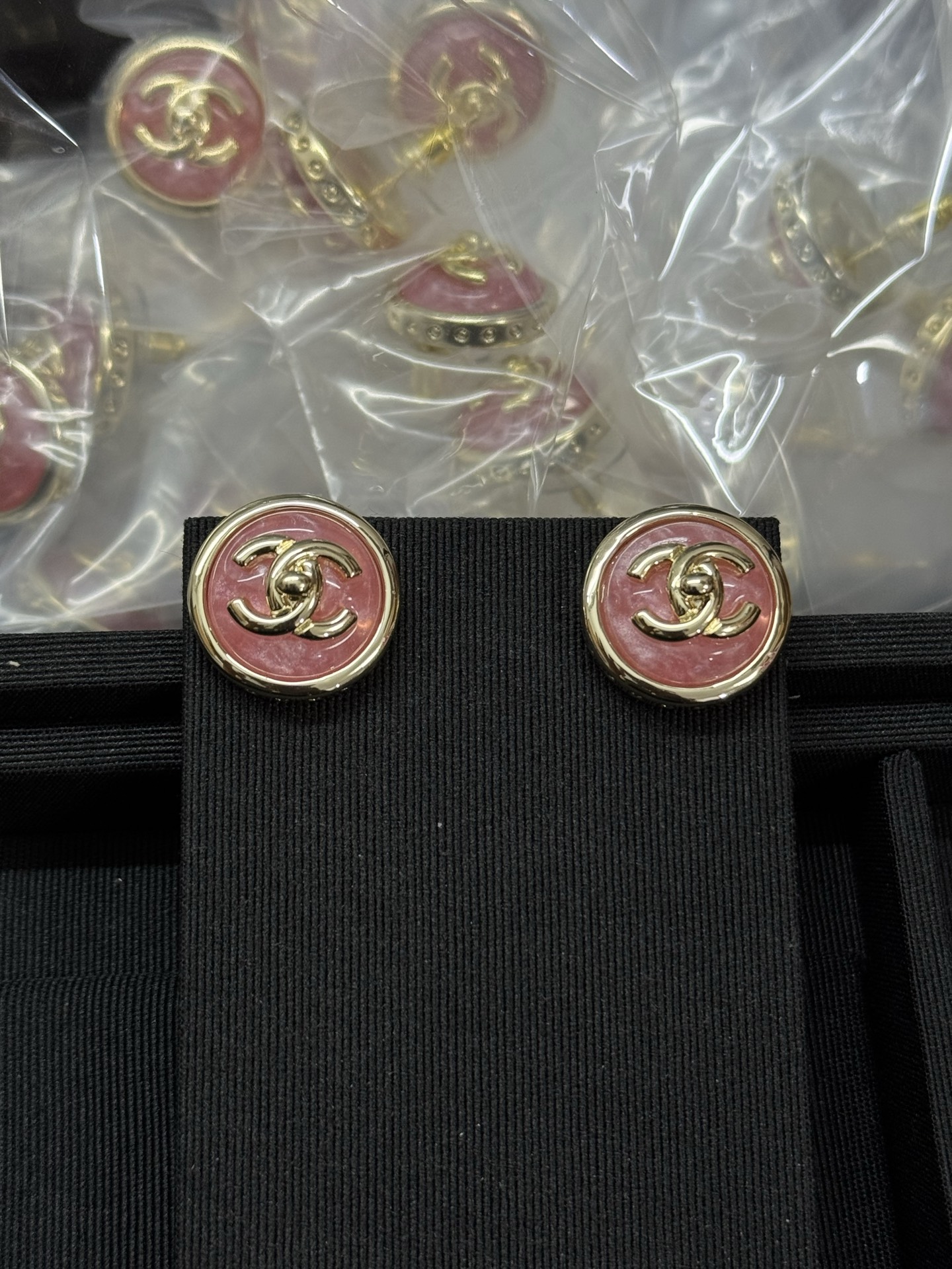 NO:361412,Xiaoxiang new round pink custom resin double C stud earrings, Chanel stud earrings, chanel19860909小香新款圆形粉色定制树脂双c耳钉,香奈儿耳钉,chanel,Jewelry