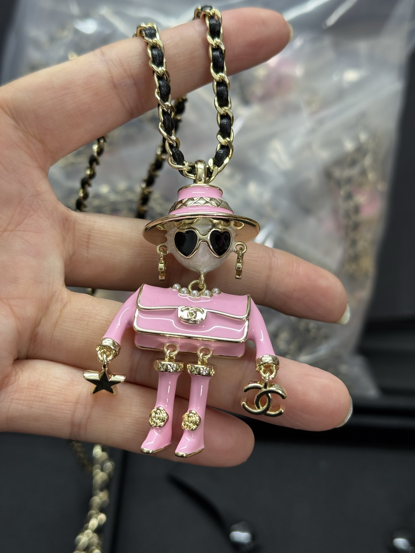 NO:361392,Xiaoxiang re-style pink enamel robot hat wearing sunglasses wearing leather necklace, Chanel necklace, chanel, necklace, hats19860909小香重新款粉色珐琅机器人帽子戴墨镜穿皮项链,香奈儿项链,chanel,necklace,hats,Jewelry