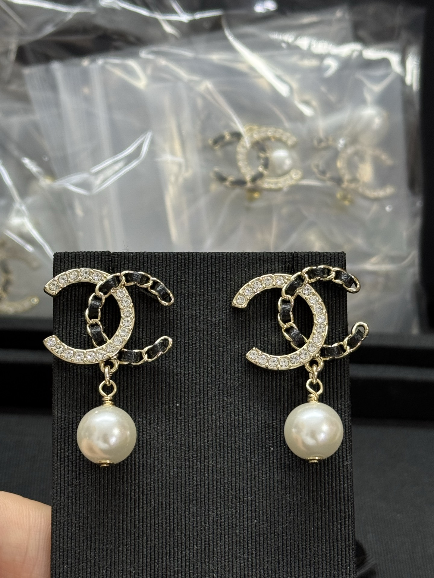 NO:361496,Xiaoxiang's new style with leather rhinestone pearl earrings, Chanel earrings, chanel, earrings19860909小香新款一边穿皮水钻珍珠耳环,香奈儿耳钉,chanel,earrings,Jewelry