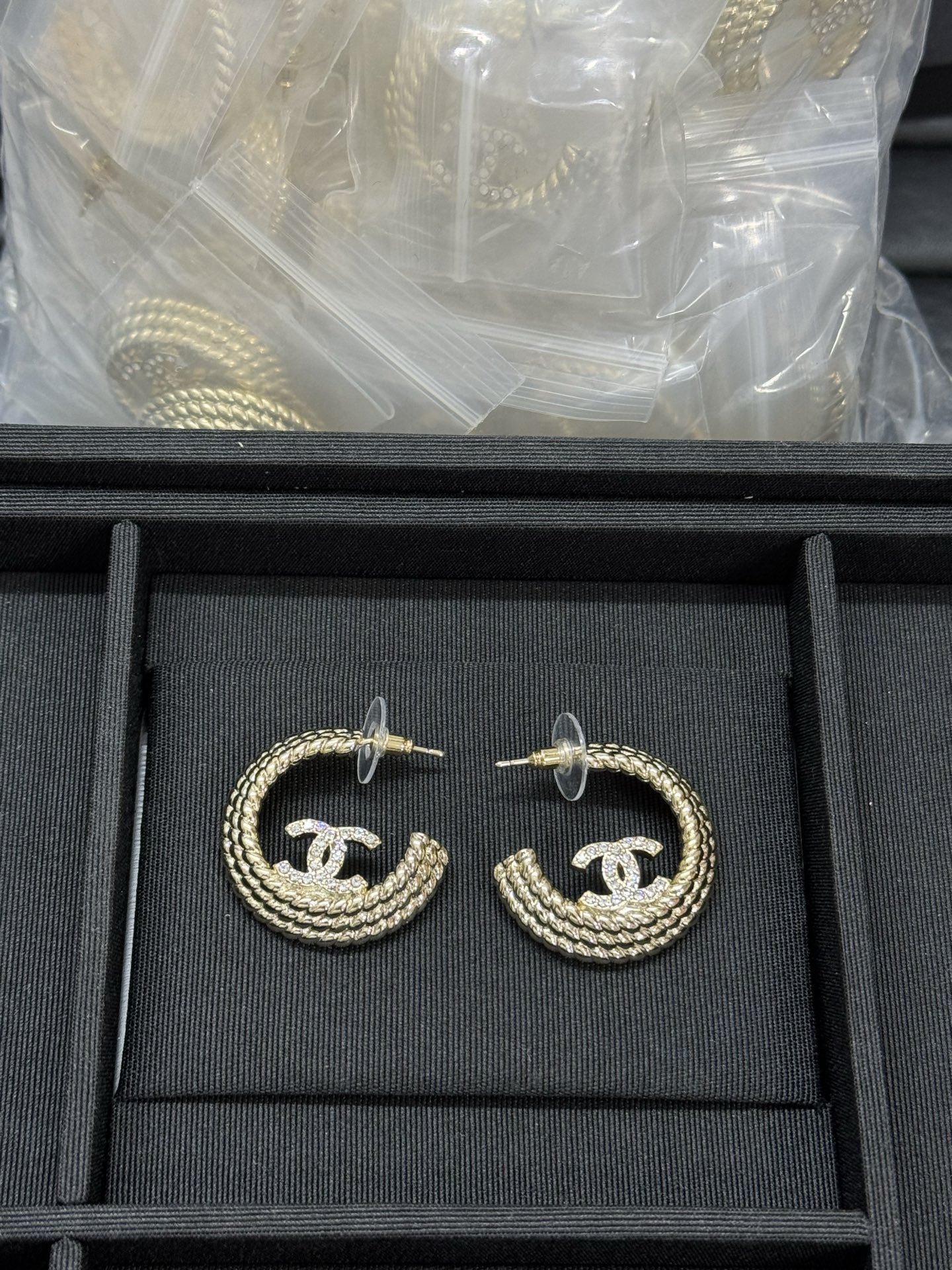 NO:361485,Xiaoxiang new style twisted tight-line half-ring earrings, Chanel earrings, chanel, earrings19860909小香新款麻花纽纹半圈耳圈耳环,香奈儿耳钉,chanel,earrings,Jewelry