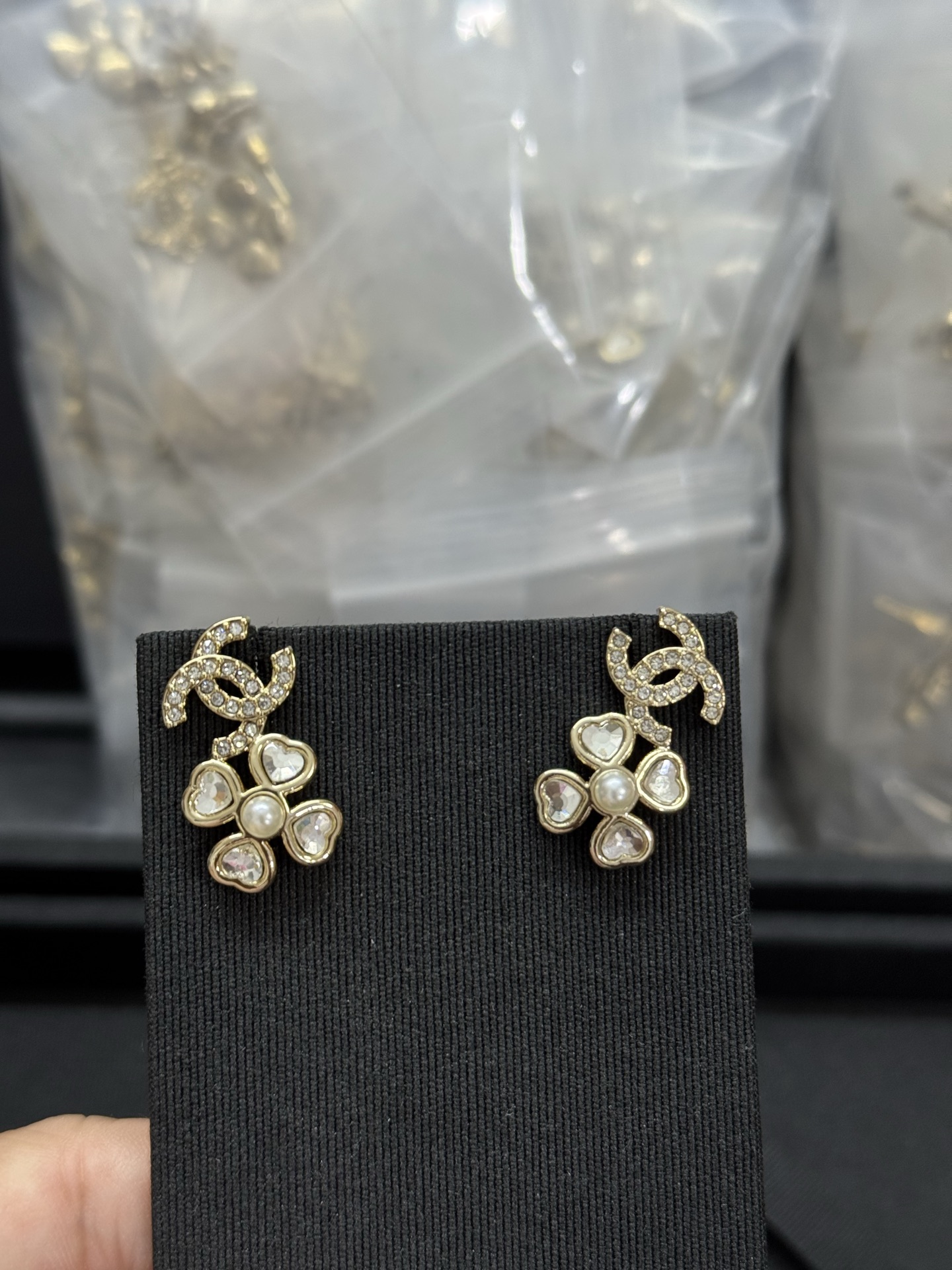 NO:361795,Xiaoxiang new double c full diamond four-leaf clover love earrings, Chanel earrings, chanel, earrings19860909小香新款双c满钻四叶草爱心耳环,香奈儿耳钉,chanel,earrings,Jewelry